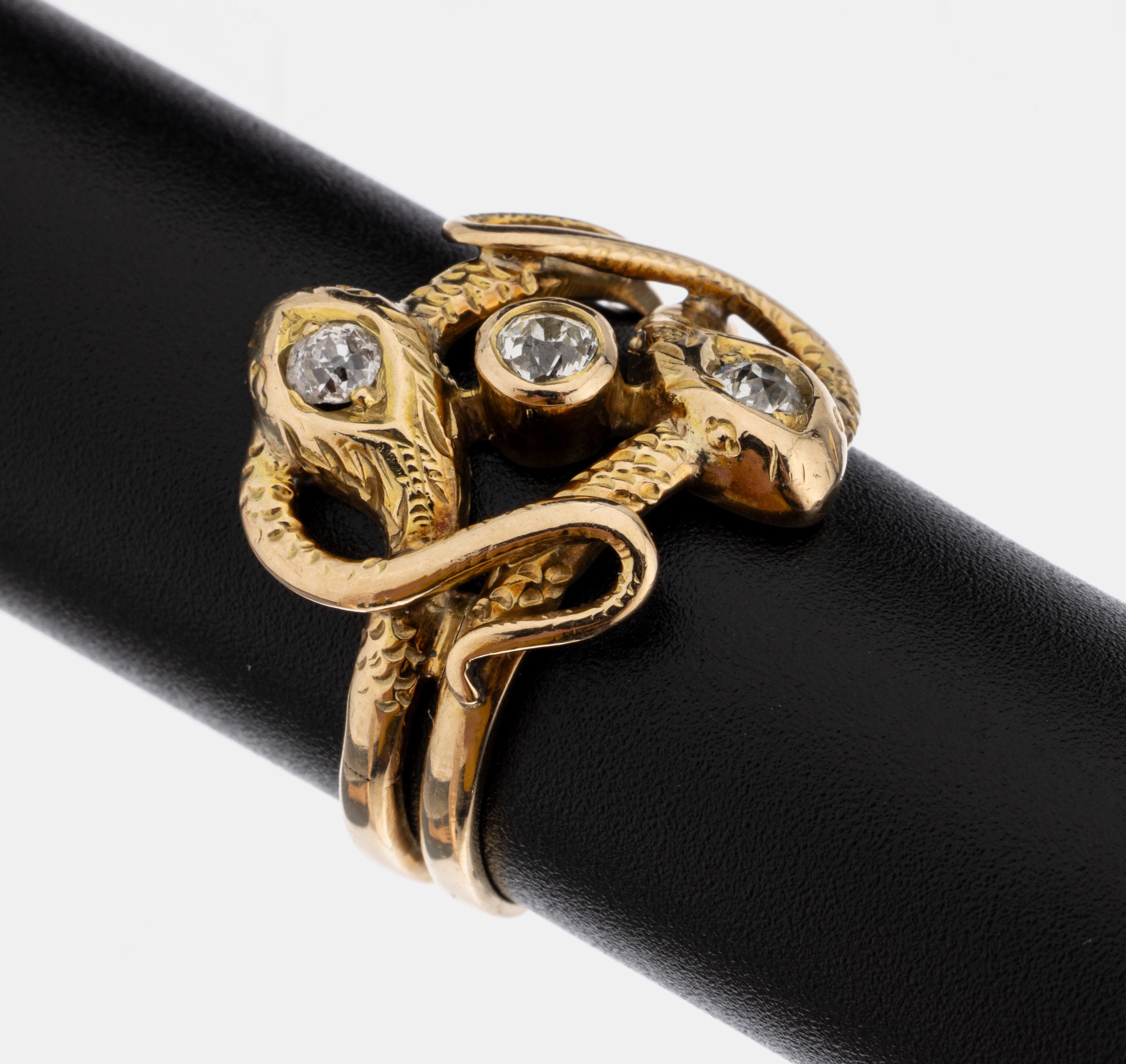 14 kt Gold Diamant-Ring, um 1900/10, GG 585/000, 3 Altschliffdiamanten zus. ca. 0.40 ct Weiß/si, fein grav., RW 54, ca. 5.8 g