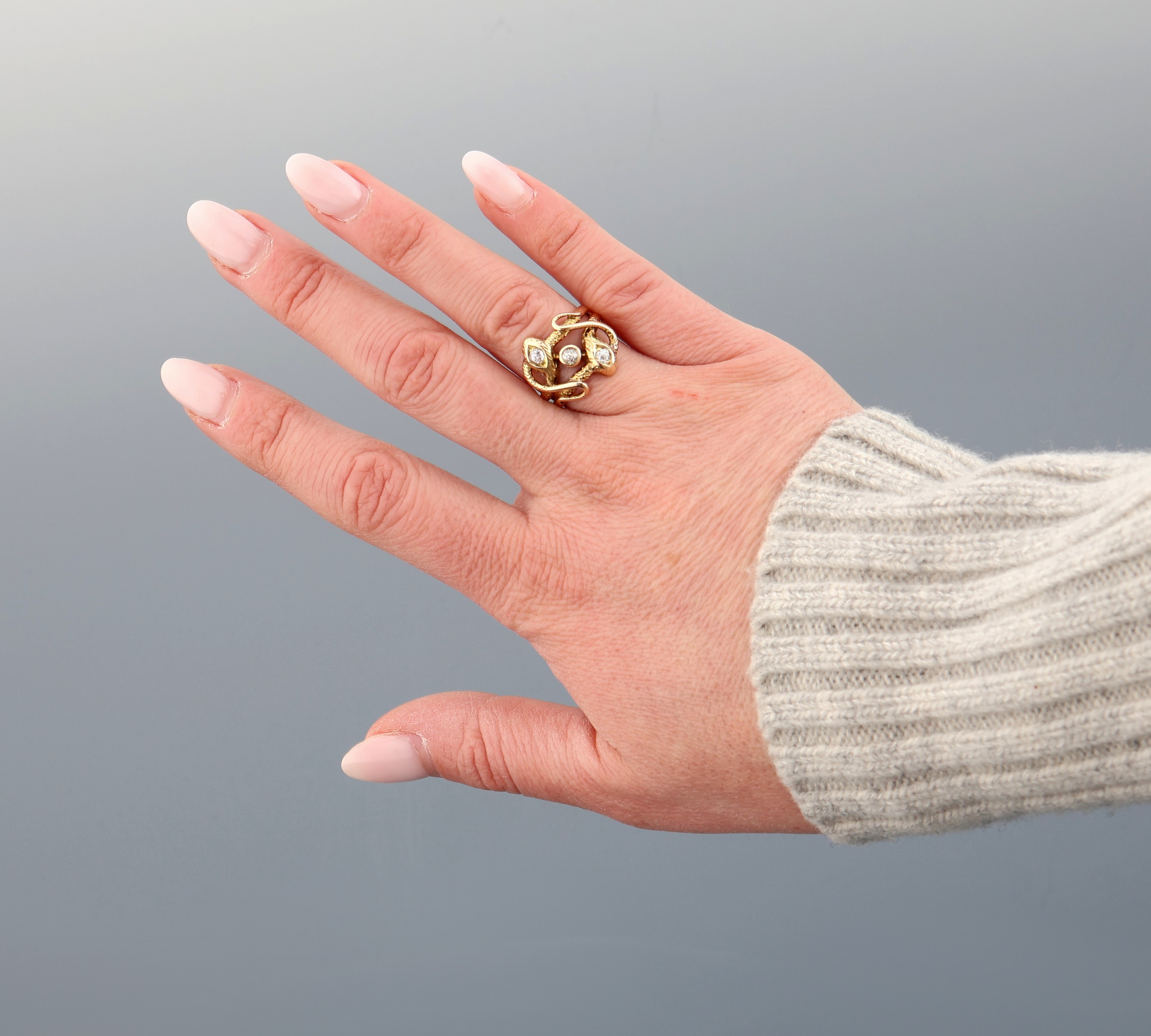 Detail a: 14 kt Gold Diamant-Ring, um 1900/10, GG 585/000, 3 Altschliffdiamanten zus. ca. 0.40 ct Weiß/si, fein grav., RW 54, ca. 5.8 g