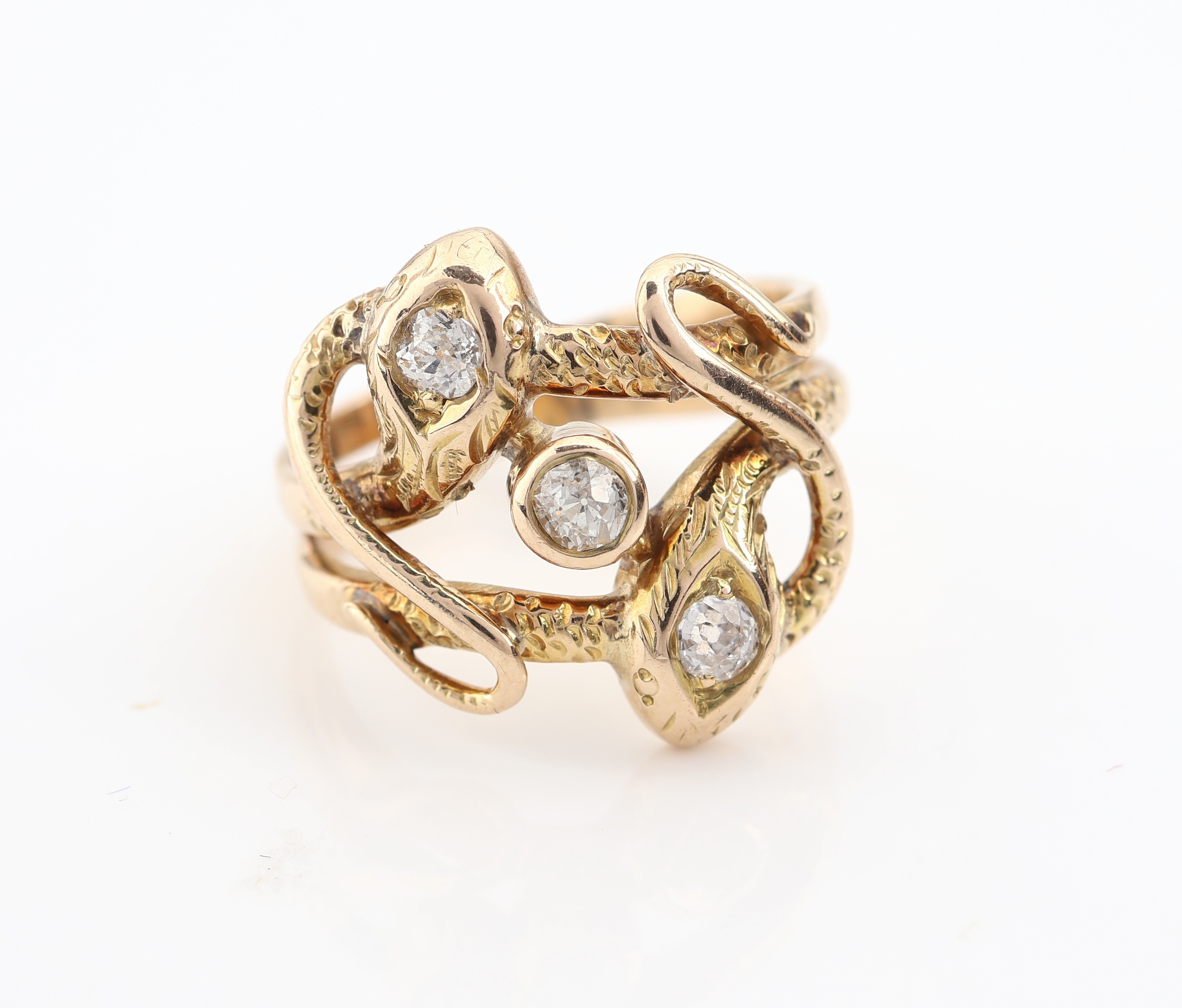 Detail c: 14 kt Gold Diamant-Ring, um 1900/10, GG 585/000, 3 Altschliffdiamanten zus. ca. 0.40 ct Weiß/si, fein grav., RW 54, ca. 5.8 g