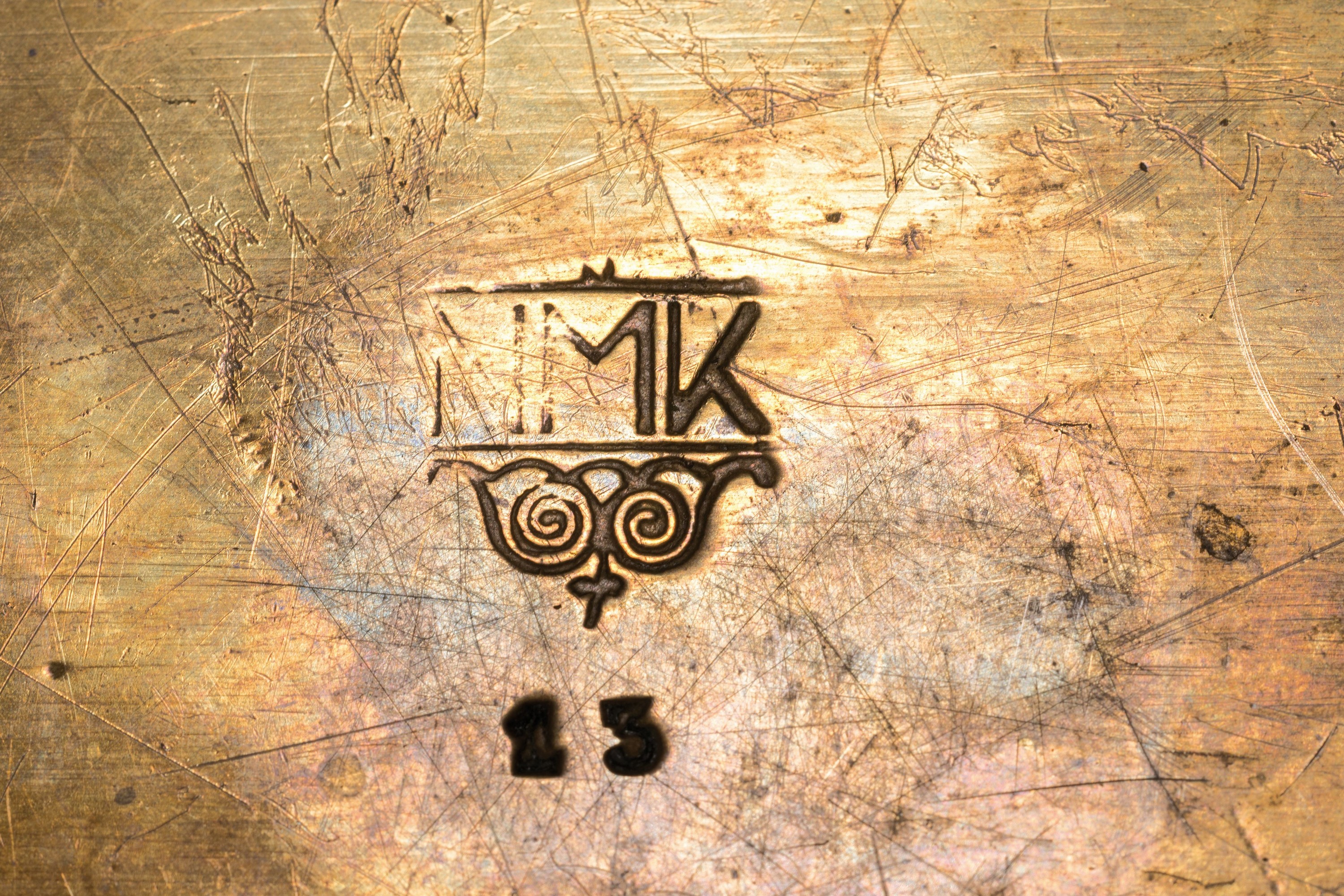 Detail a: Ovale Schale/Tablett, NMK Neue Münchener Kunst, um 1920, Messing, teils mit Hammerschlagdekor, Perlrand, 12-fach ausgetriebener Rand, am Boden ...