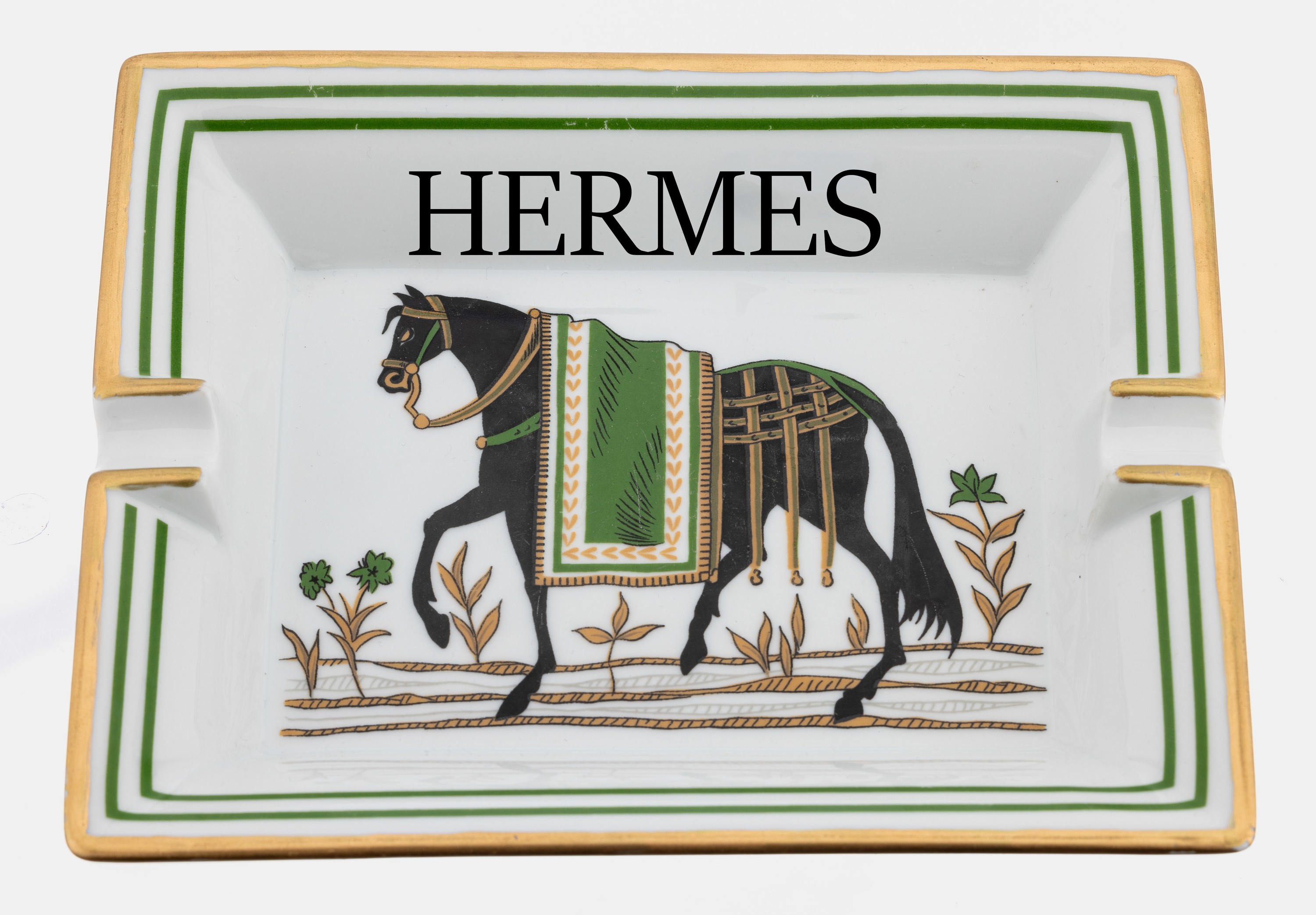 HERMES Aschenbecher, Porzellan, weißer Fond mit schwarzem Pferd mit grüner Decke, Rand mit grünem Zierstreifen, goldgehöht, Boden mit ...