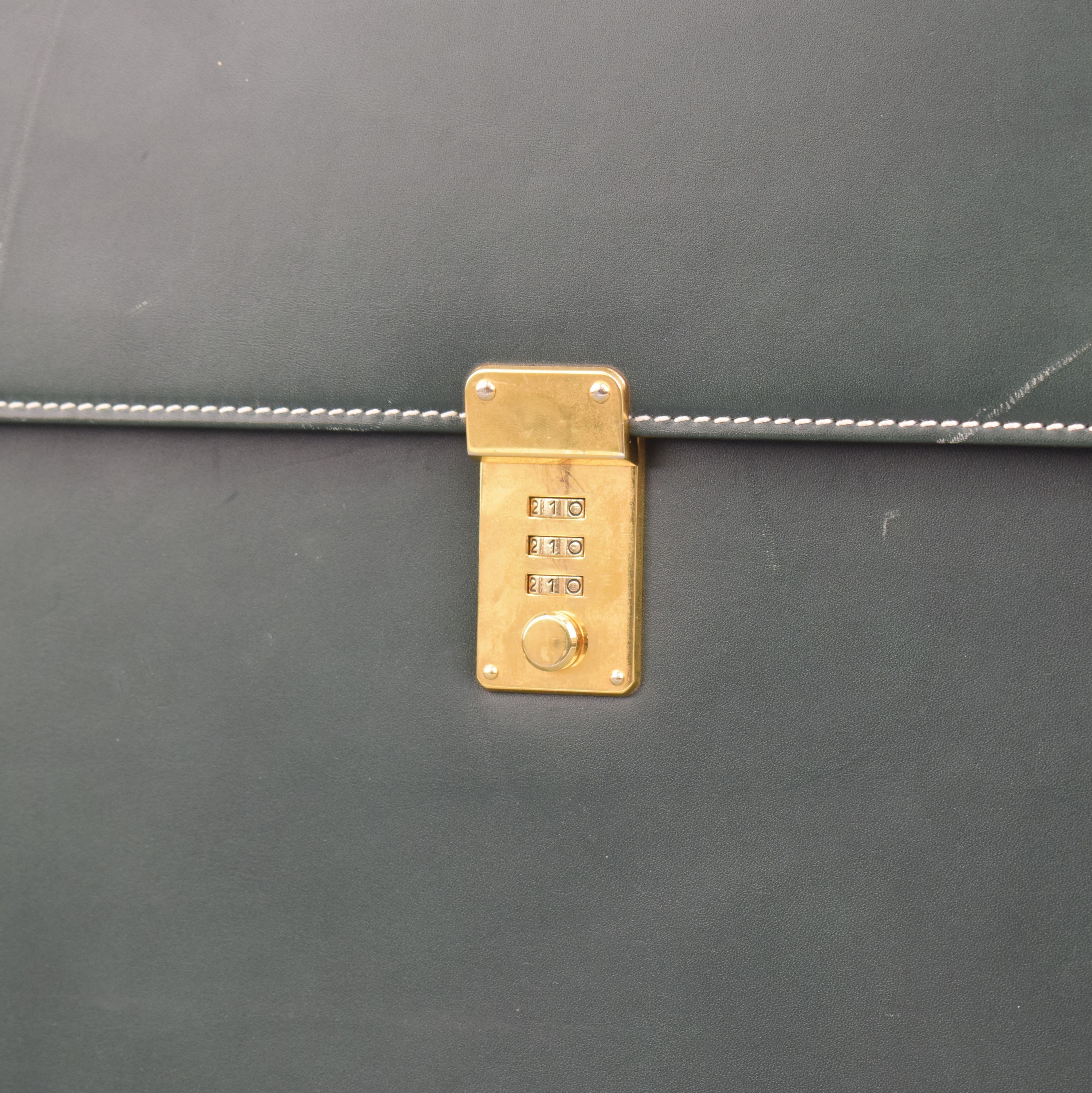 Detail a: The British Masters Tasche mit Zahlenschloss und 3 Vorlage-Tablets für Uhren, Leder, Vorlage-Tablets f. jeweils 8 Uhren, M. ca. 32 x 42 x 15 cm, ...