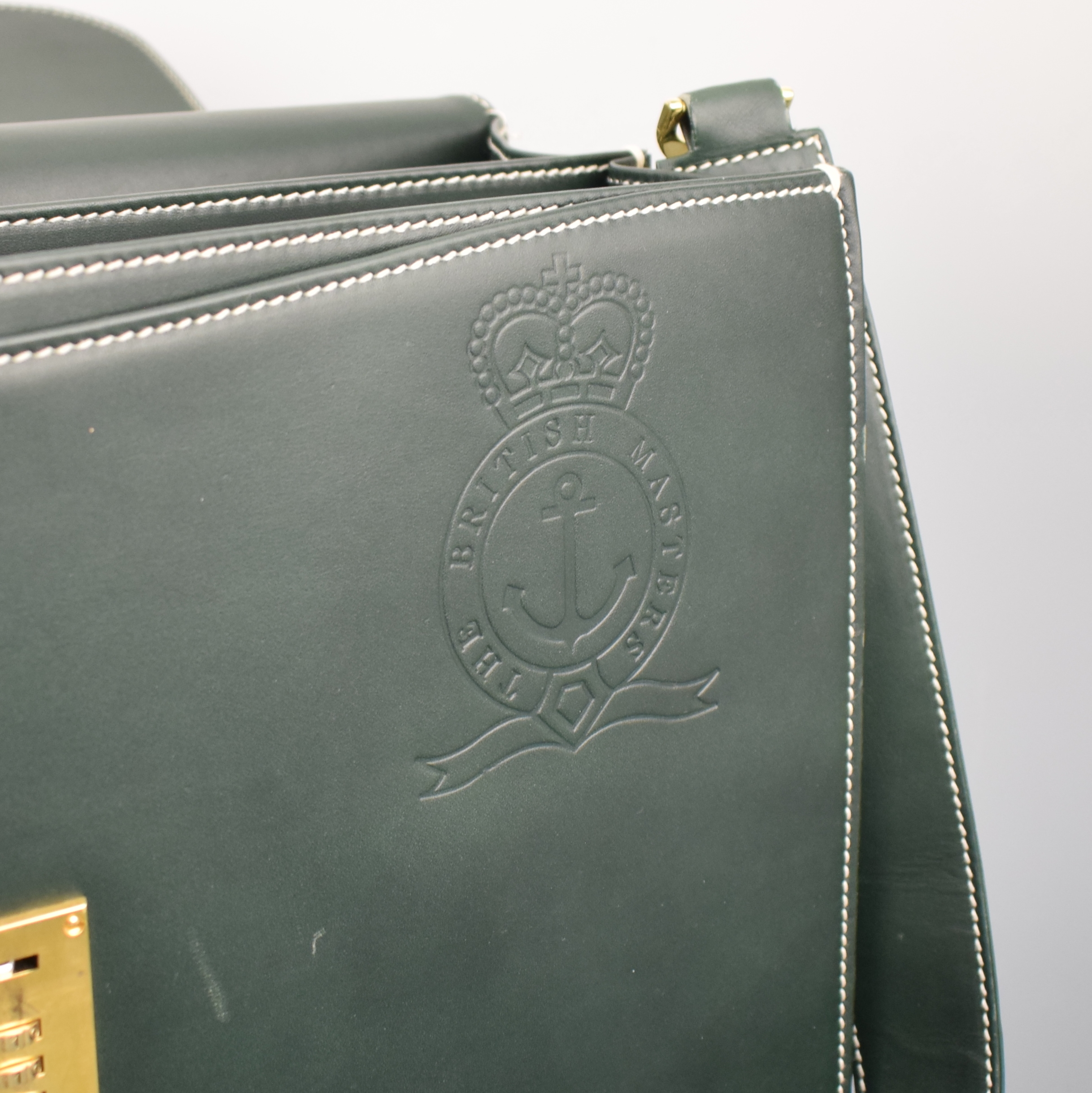 Detail e: The British Masters Tasche mit Zahlenschloss und 3 Vorlage-Tablets für Uhren, Leder, Vorlage-Tablets f. jeweils 8 Uhren, M. ca. 32 x 42 x 15 cm, ...
