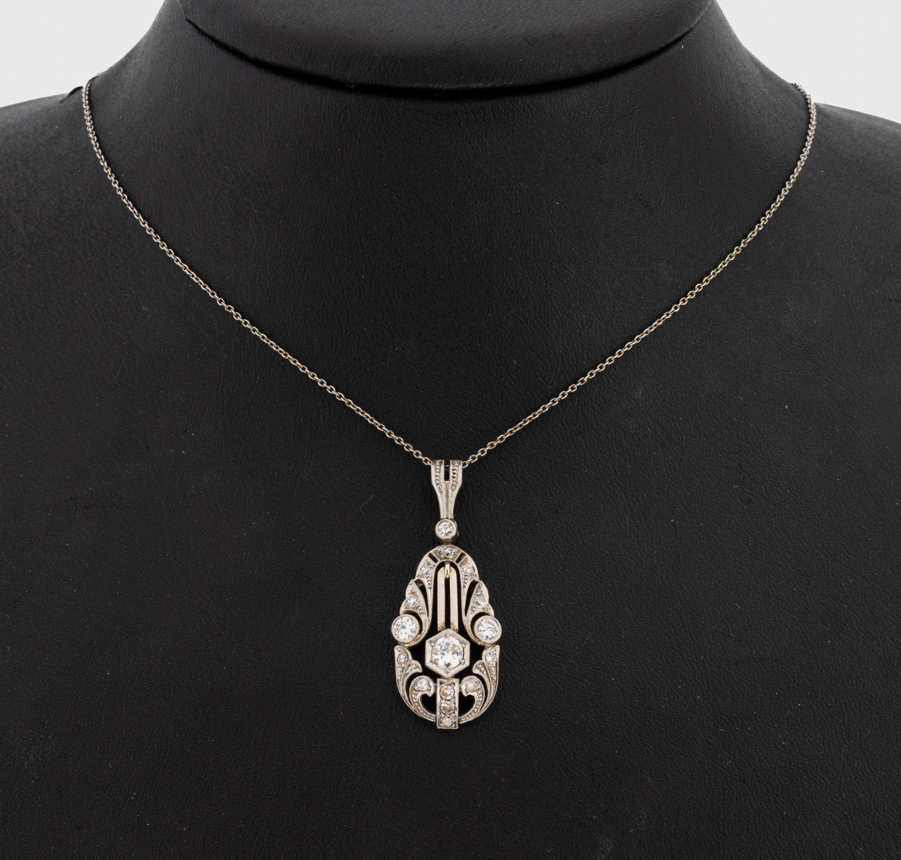 14 kt Gold Art Deco Diamant-Anhänger, um 1930, WG 585/000, geometrisch durchbrochen, 16 Altschliffdiamanten und 8/8-Diamanten zus. ca.0.60 ct ...