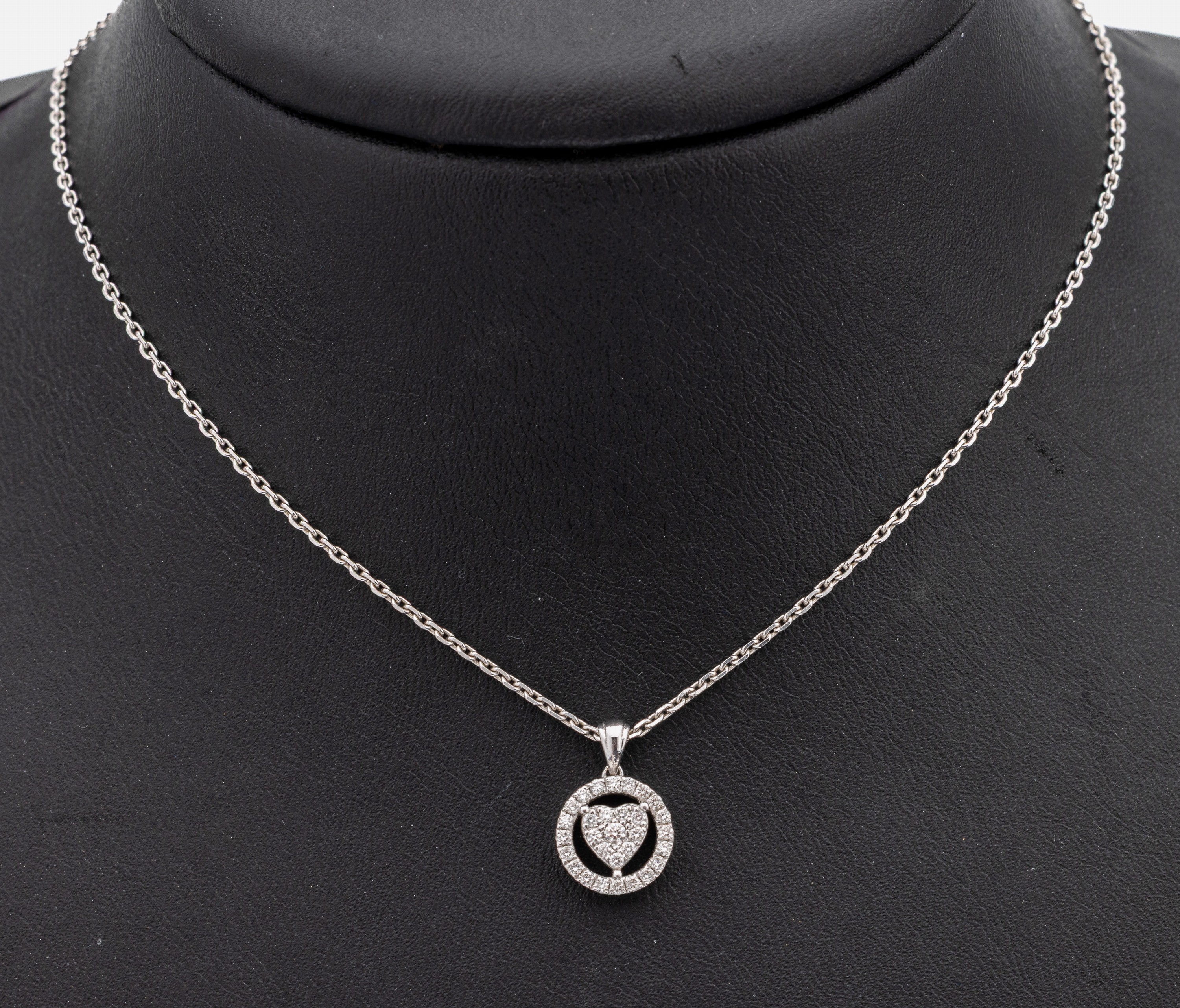 14 kt Gold Brillant-Anhänger, WG 585/000 gepr., rund mit herzf. Element, 30 Brillanten zus. ca. 0.40 ct Weiß/si, an Kette, WG 333/000, L. ca. 49 ...