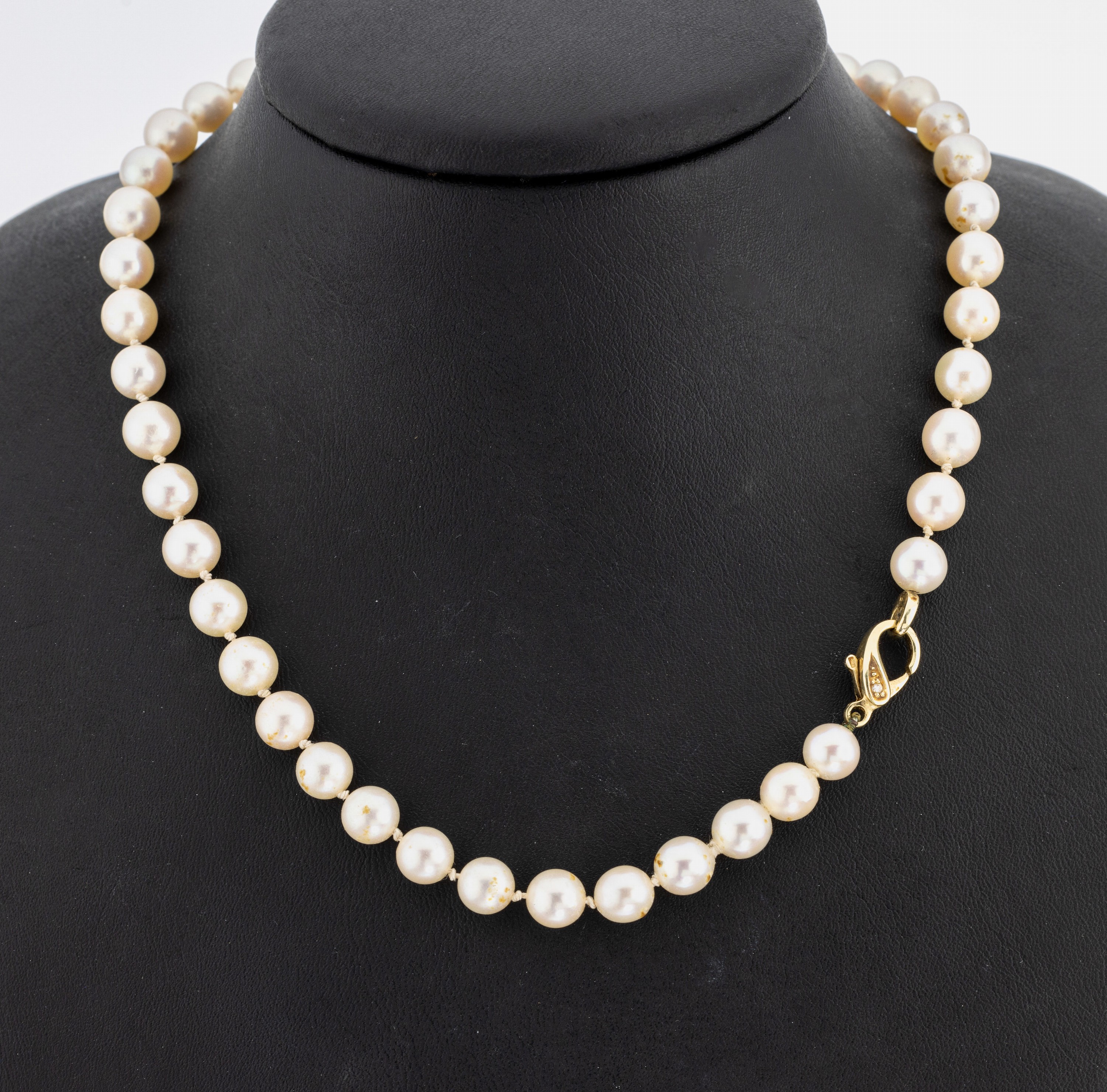 Zuchtperl-Collier mit 14 kt Gold Brillant- Schmuckschließe, GG 585/000, Akoyazuchtperlen, D. ca. 7.2 mm, Karabinerschließe mit 2 Brillanten zus. ...