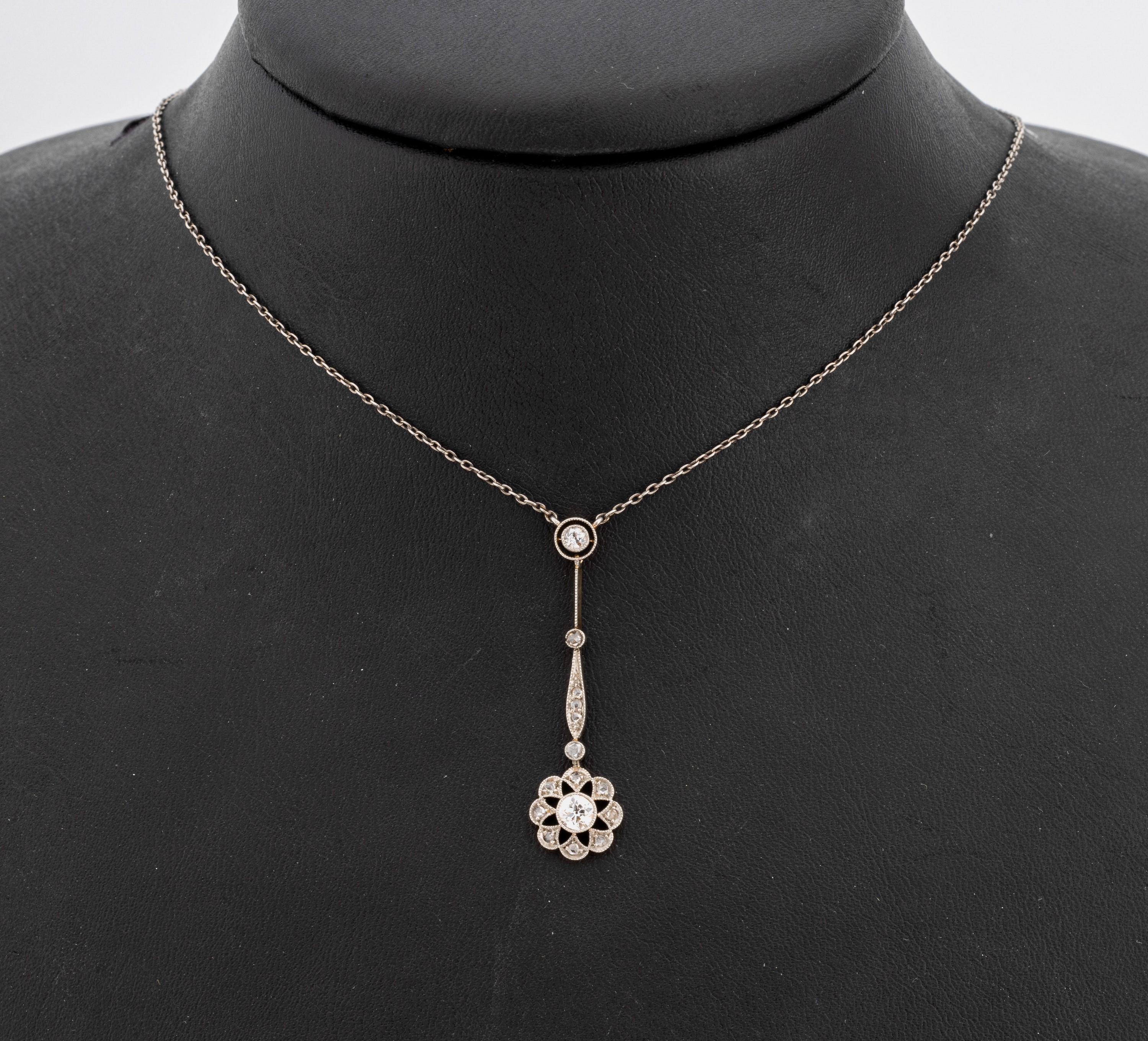 14 kt Gold Jugendstil Diamant-Collier, um 1900, GG 585/000 gepr., Mittelteil zeittyp.schauseitig Platin, 1 Altschliffdiamant und 14Diamantrosen zus. ...