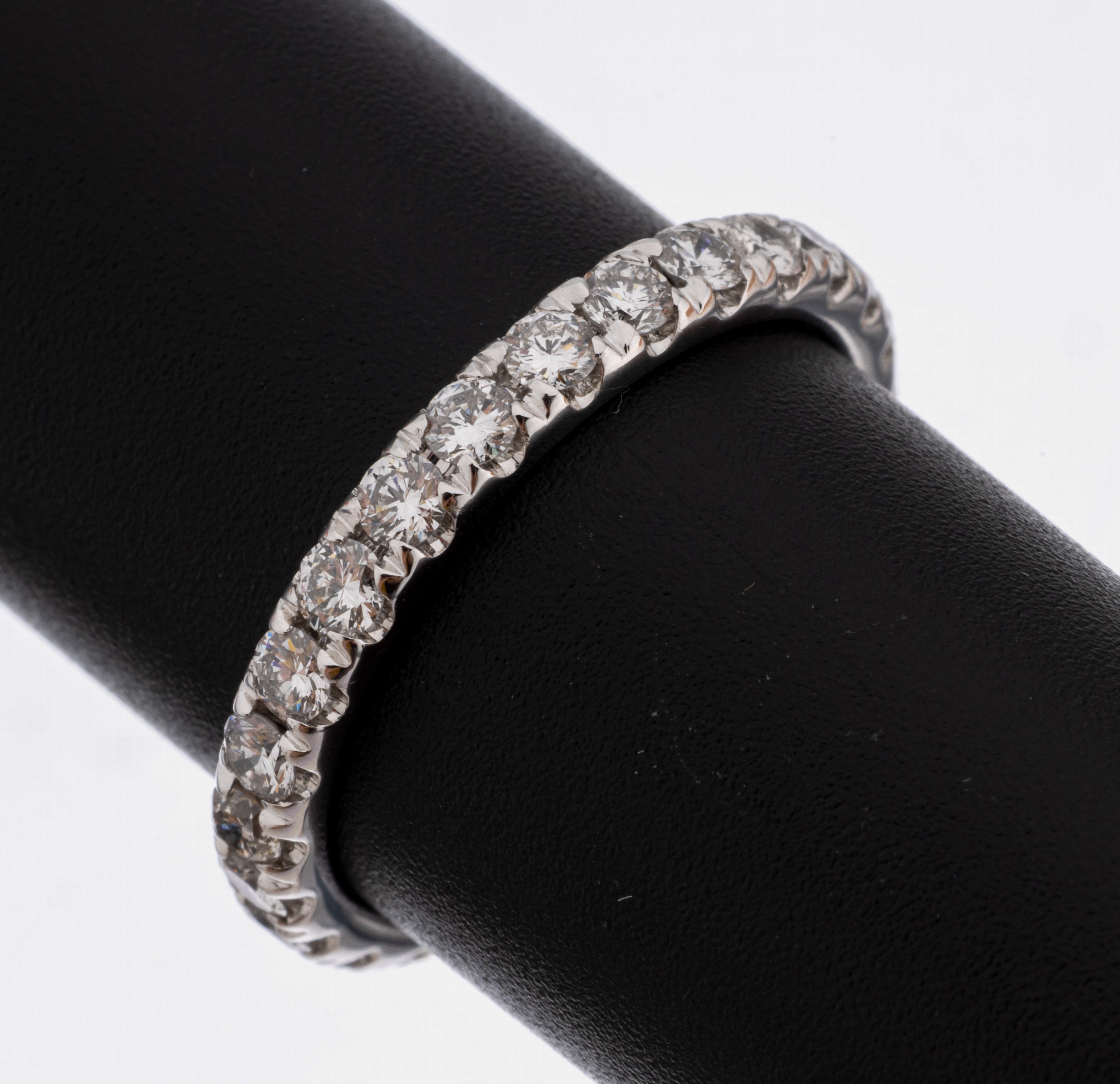 14 kt Gold Brillant-Ring, WG 585/000, 26 Brillanten zus. ca. 1.15 ct (grav.) feines Weiß-l.get.Weiß/vs-si, RW 54, ca. 2.2 g