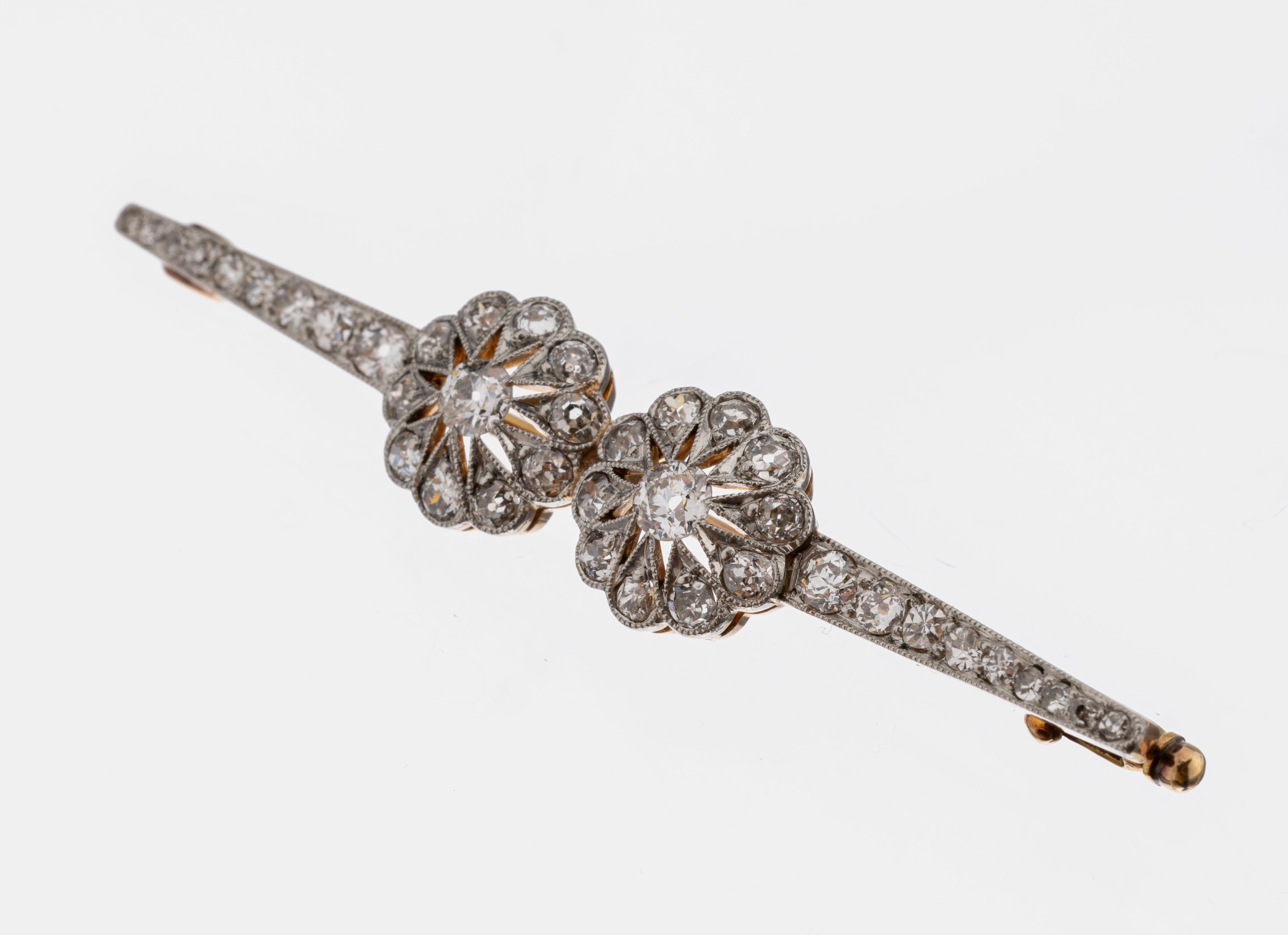 14 kt Gold Diamant-Brosche, um 1900, GG 585/000, schauseitig Platin, 40 Altschliffdiamanten zus. ca. 1.50 ct Weiß/si- p, L. ca. 5 cm, ca. 4.9 g