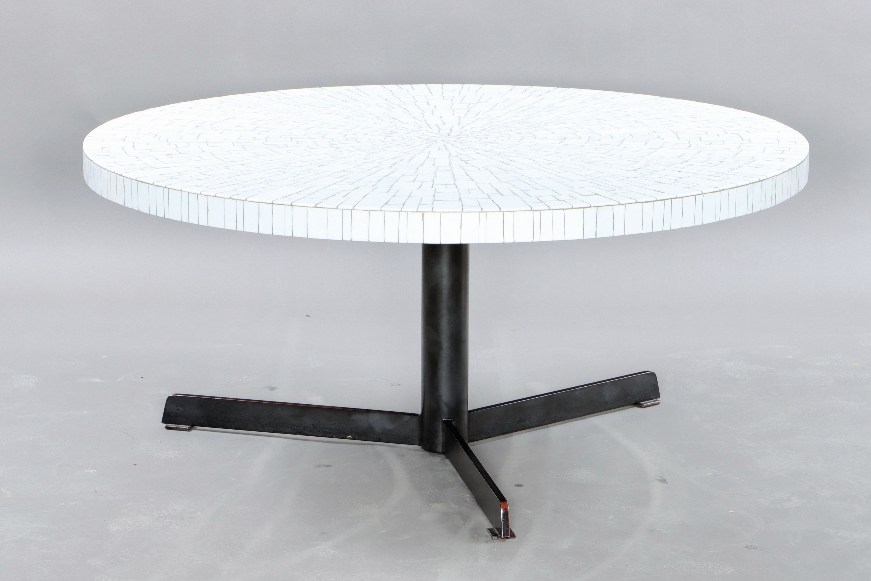 Runder Couchtisch, wohl Heinz Lilienthal (1927-2006), 1970er Jahre, Platte mit Mosaik auf weißen Keramikplättchen, Metallgestell schwarz teils ...