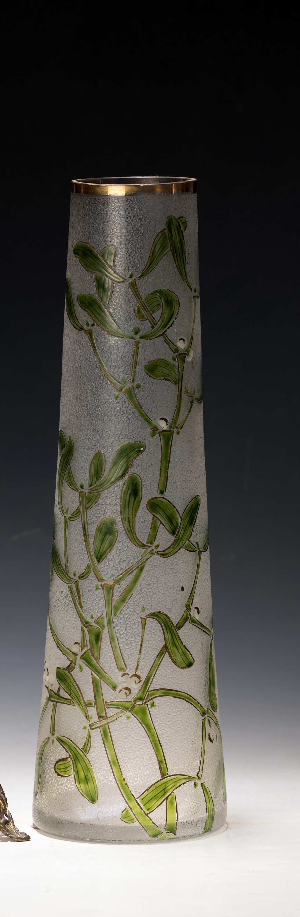 Vase, Frankreich, wohl Legras, 1920er Jahre,farbloses geätztes Glas, Emailmalerei von Mistelzweigen, Goldrand, H. ca. 35cm
