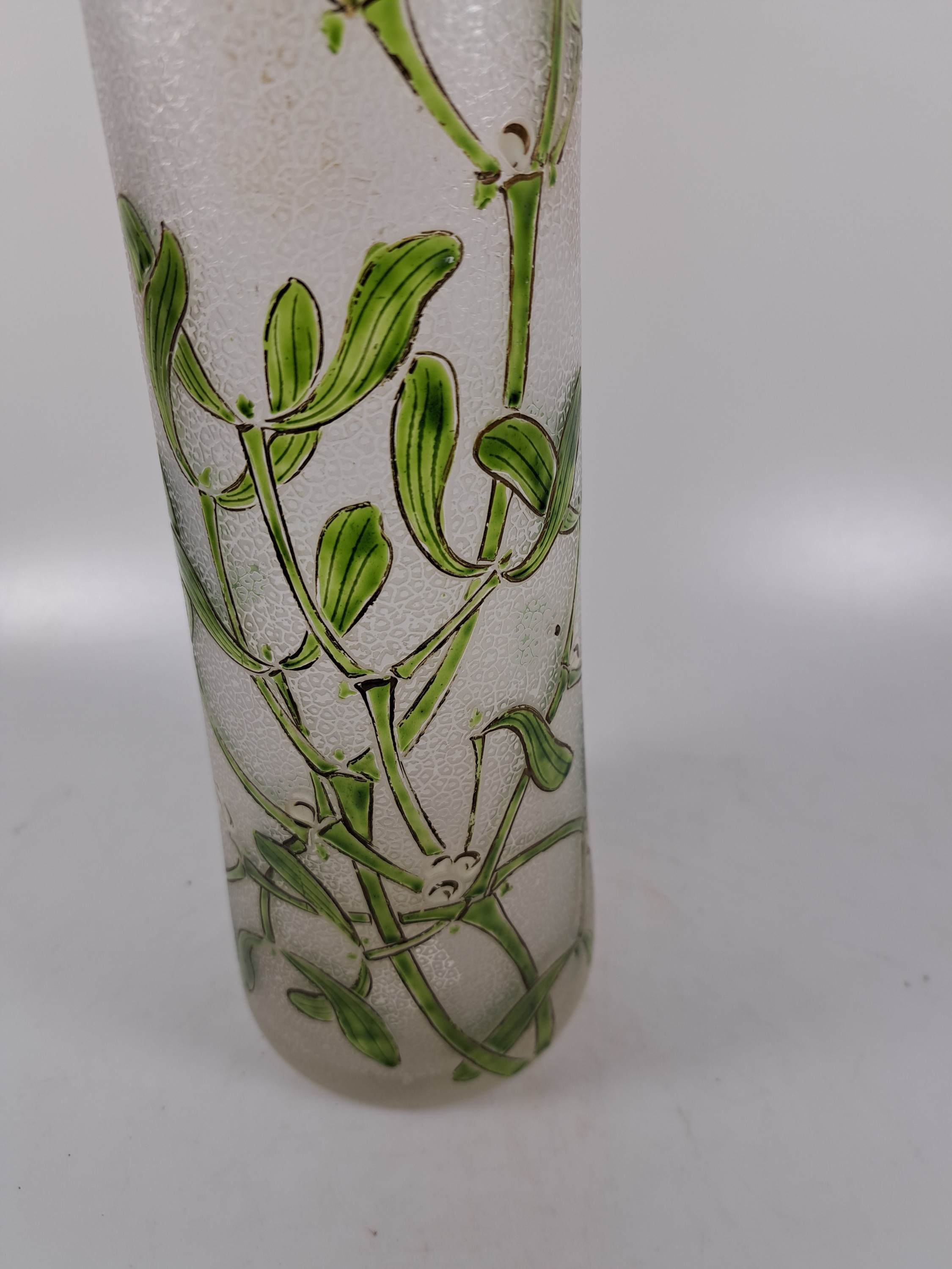 Detail c: Vase, Frankreich, wohl Legras, 1920er Jahre,farbloses geätztes Glas, Emailmalerei von Mistelzweigen, Goldrand, H. ca. 35cm