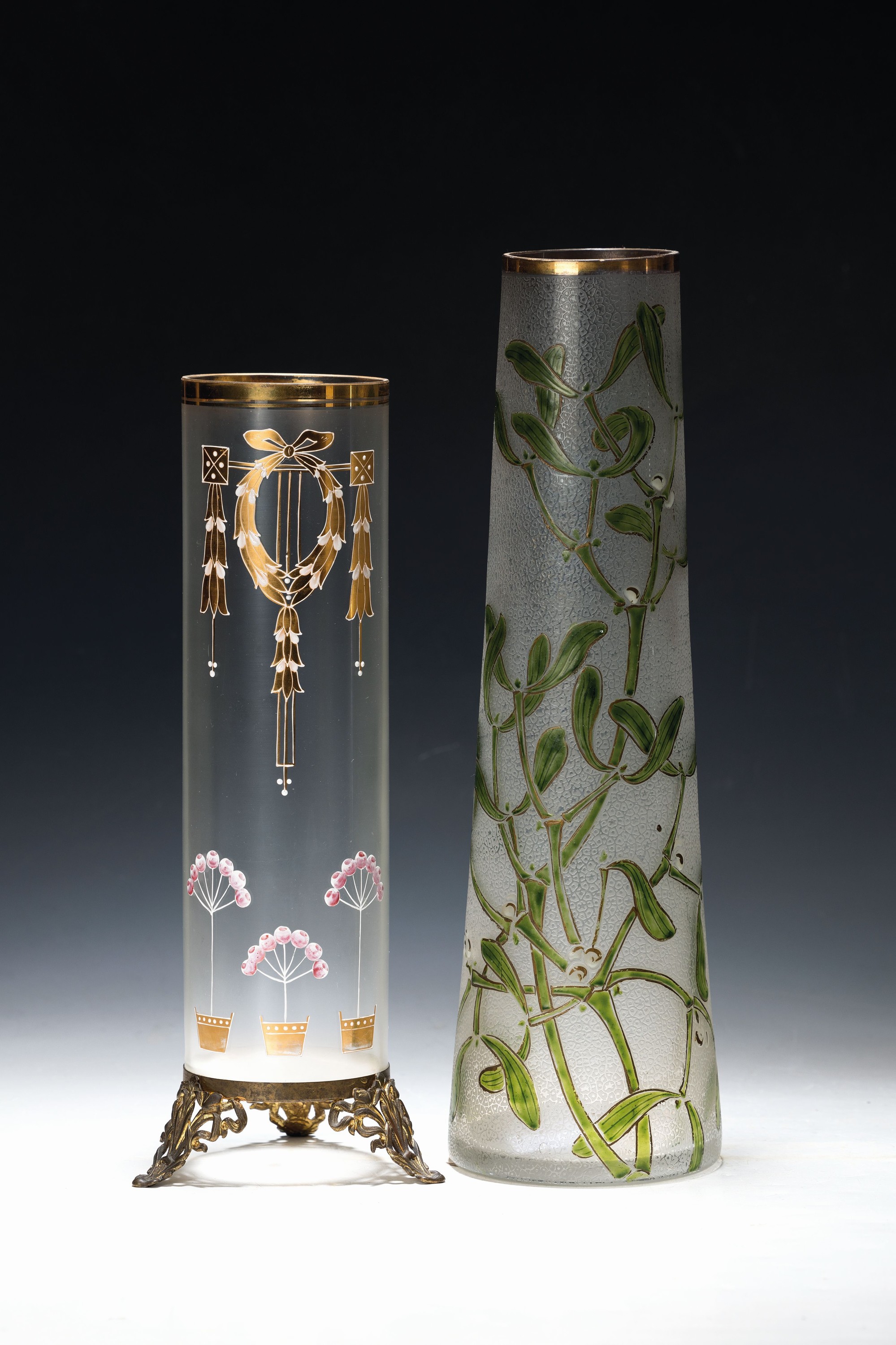 Vase, Frankreich, um 1900, Jugendstil, farbloses mattiertes Glas optisch geblasen, reiche Goldstaffage, rosa-weiße Emailmalerei, Metallmontur, H. ...