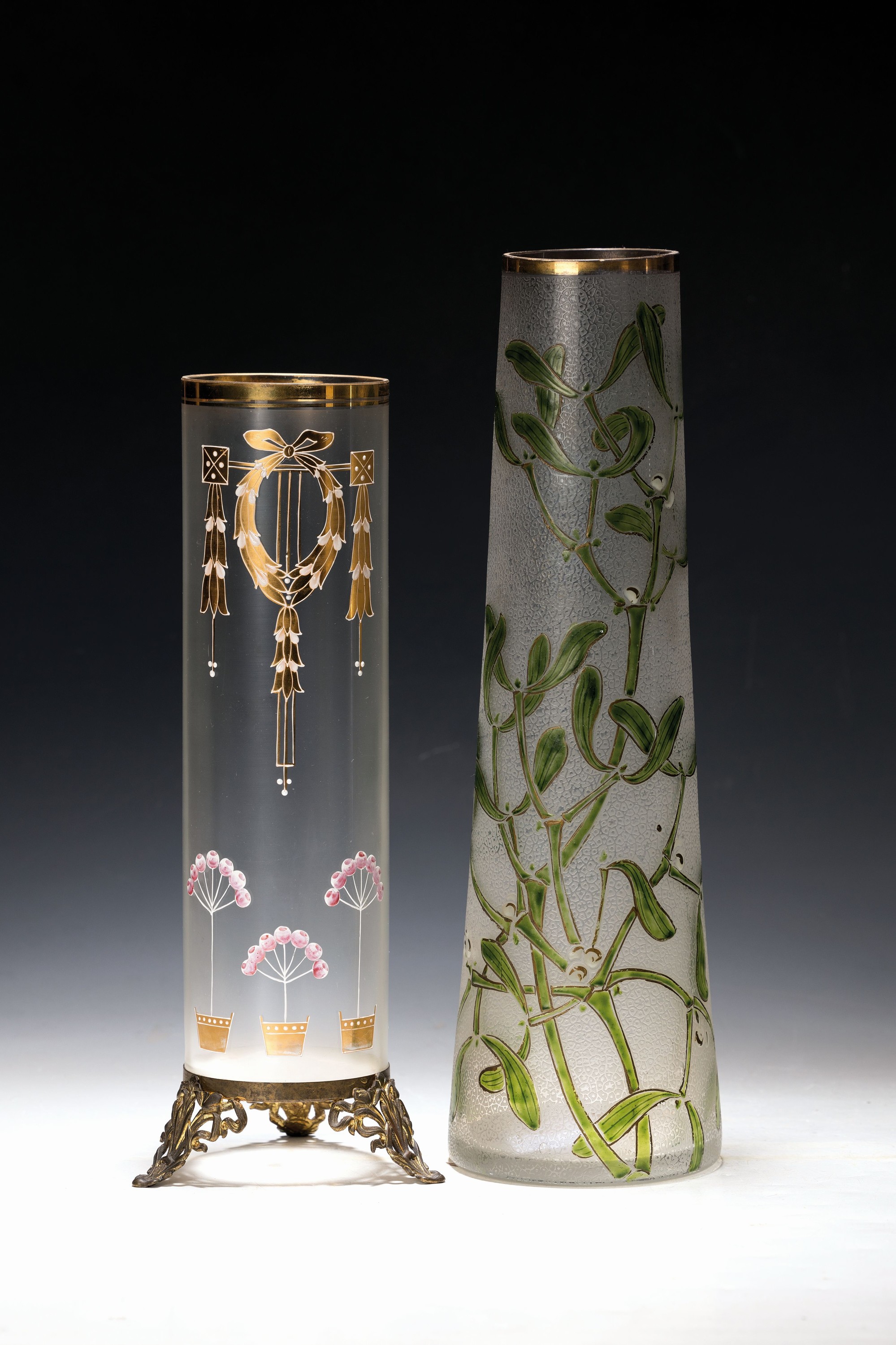 Detail a: Vase, Frankreich, um 1900, Jugendstil, farbloses mattiertes Glas optisch geblasen, reiche Goldstaffage, rosa-weiße Emailmalerei, Metallmontur, H. ...