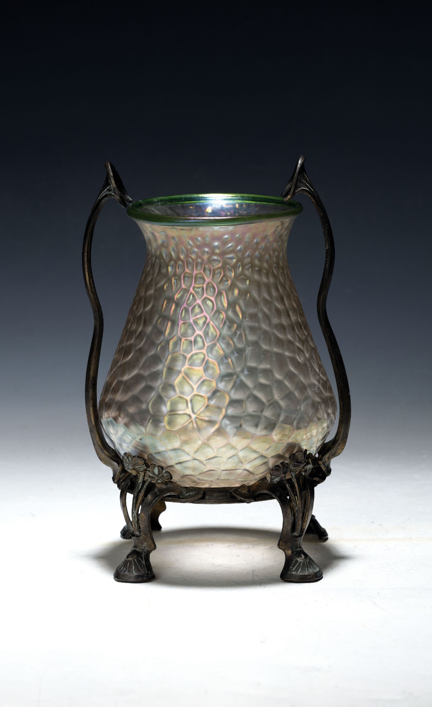 Vase, Pallme-König, um 1910-20, in die Form geblasen, Netzrelief, grüner Rand oben, Metallmontur, H. ca. 19cm, Fassung l. verbogen, evtl. Marriage