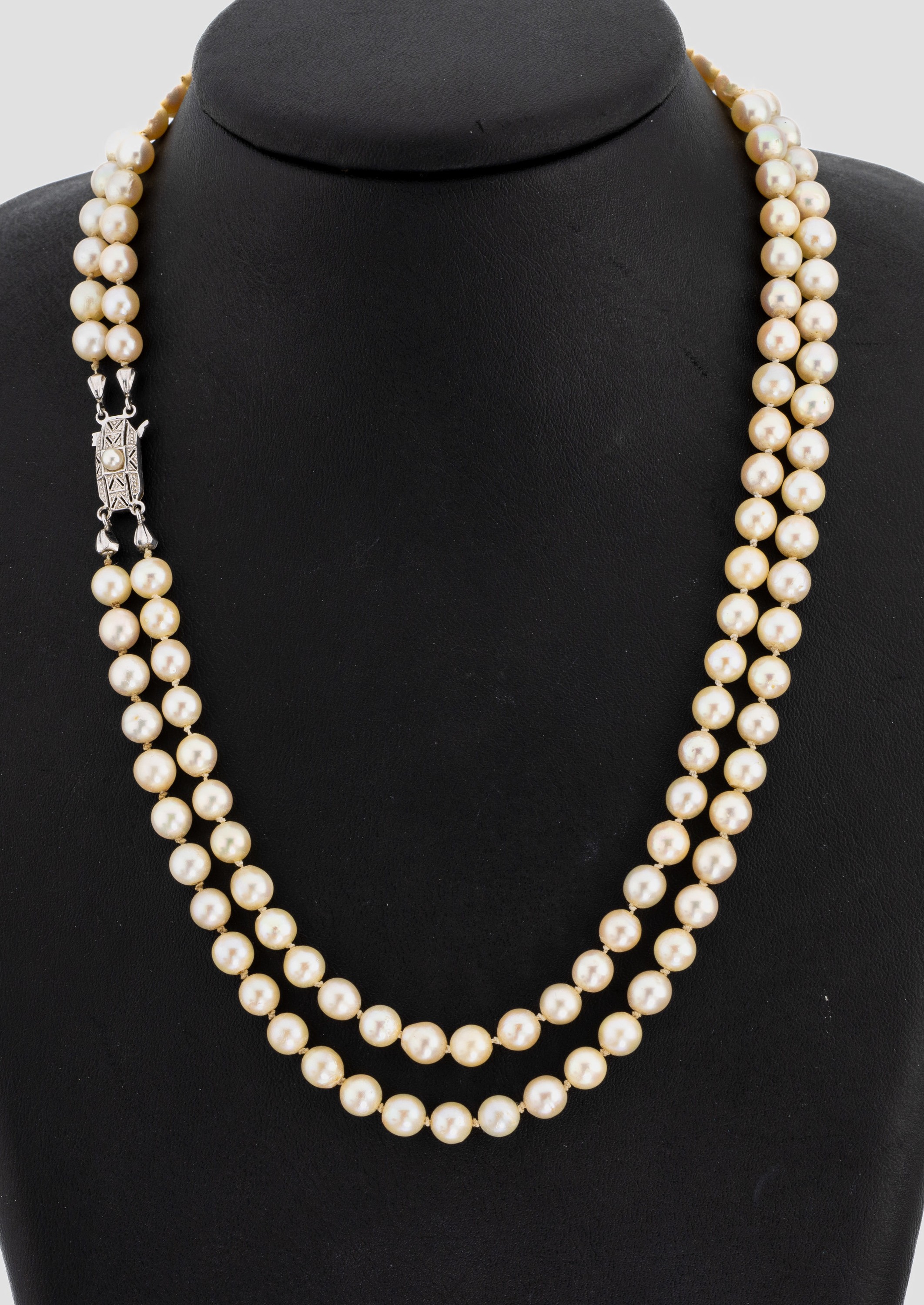 Zuchtperl-Collier mit 14 kt Gold Schließe, GG/WG 585/000, 2-rhg. Akoyazuchtperlen, D. ca.5.9 mm, Steckschließe im Art Deco Stil, L. ca.44 cm