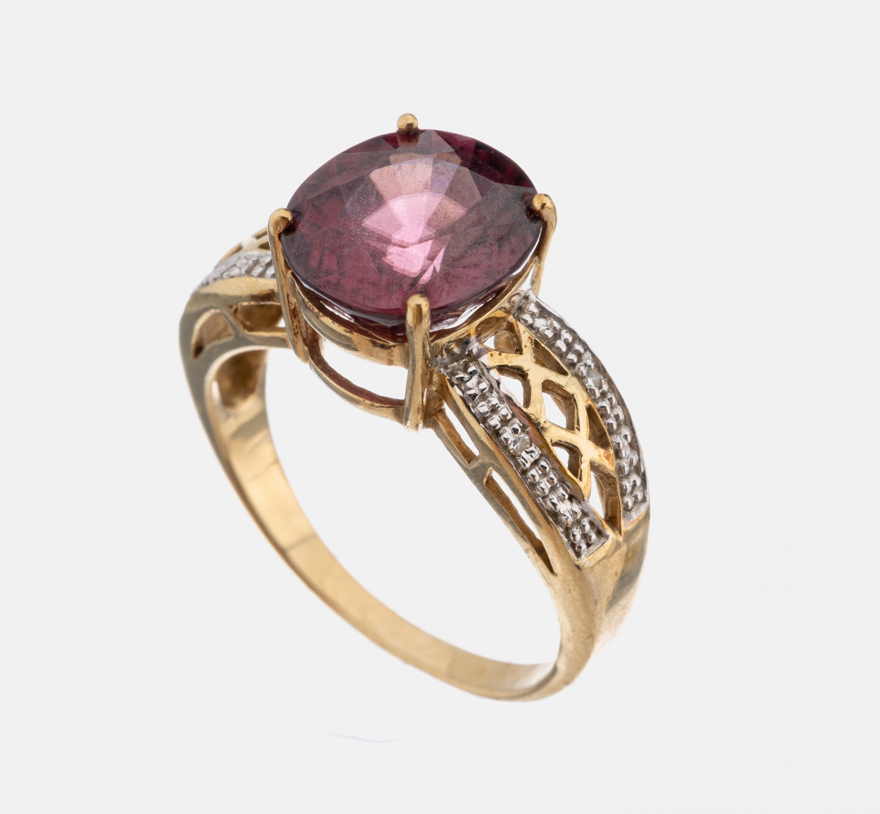 9 kt Gold Granat-Diamant-Ring, GG 375/000, mittig erhaben gefasster ovalfacett. Alamandin-Granat ca. 3.0 ct, Ringschultern rhod. mit 4 kl. ...