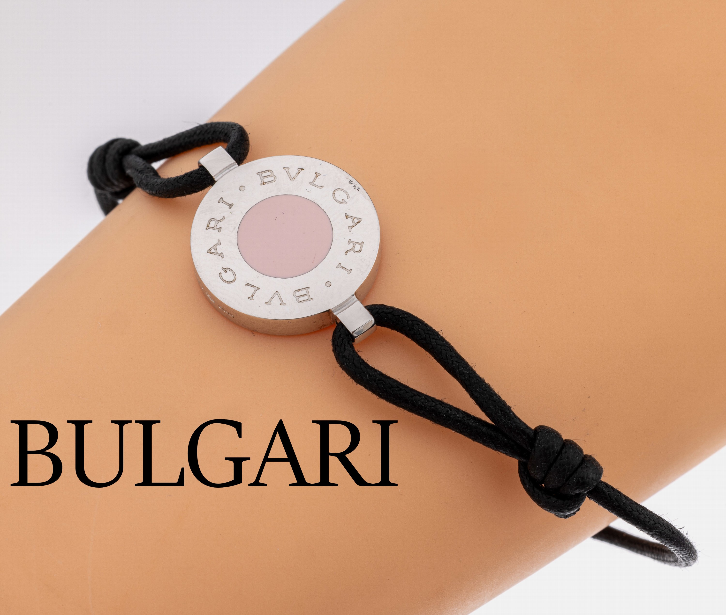 BULGARI Armband, 925er Silber, rundes Mittelteil, 1 Seite schwarzer Hartlack, 1 Seite rosa Hartlack, Lederband, stufenlos verstellbar, sign., mit ...