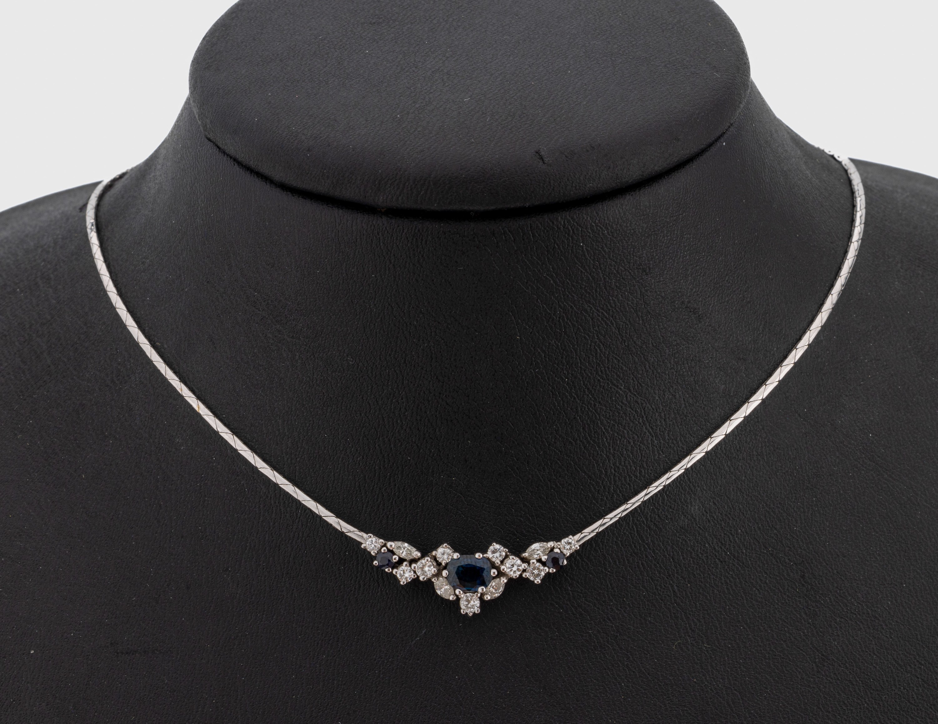 18 kt Gold Diamant-Saphir-Collier, WG 750/000, Mittelteil mit 9 Brillanten und 4 Diamant-Navettes zus. ca. 0.71 ct Weiß-l.get.Weiß/si-p, 1 ...