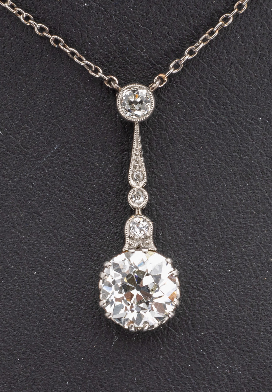Detail a: Art Deco Platin Diamant-Collier, um 1920, Pt gepr., Mittelteil bewegl. gearbeitet, abgehängter Altschliffdiamant ca. 2.10 ct l.get.Weiß/vs-si, 4 ...