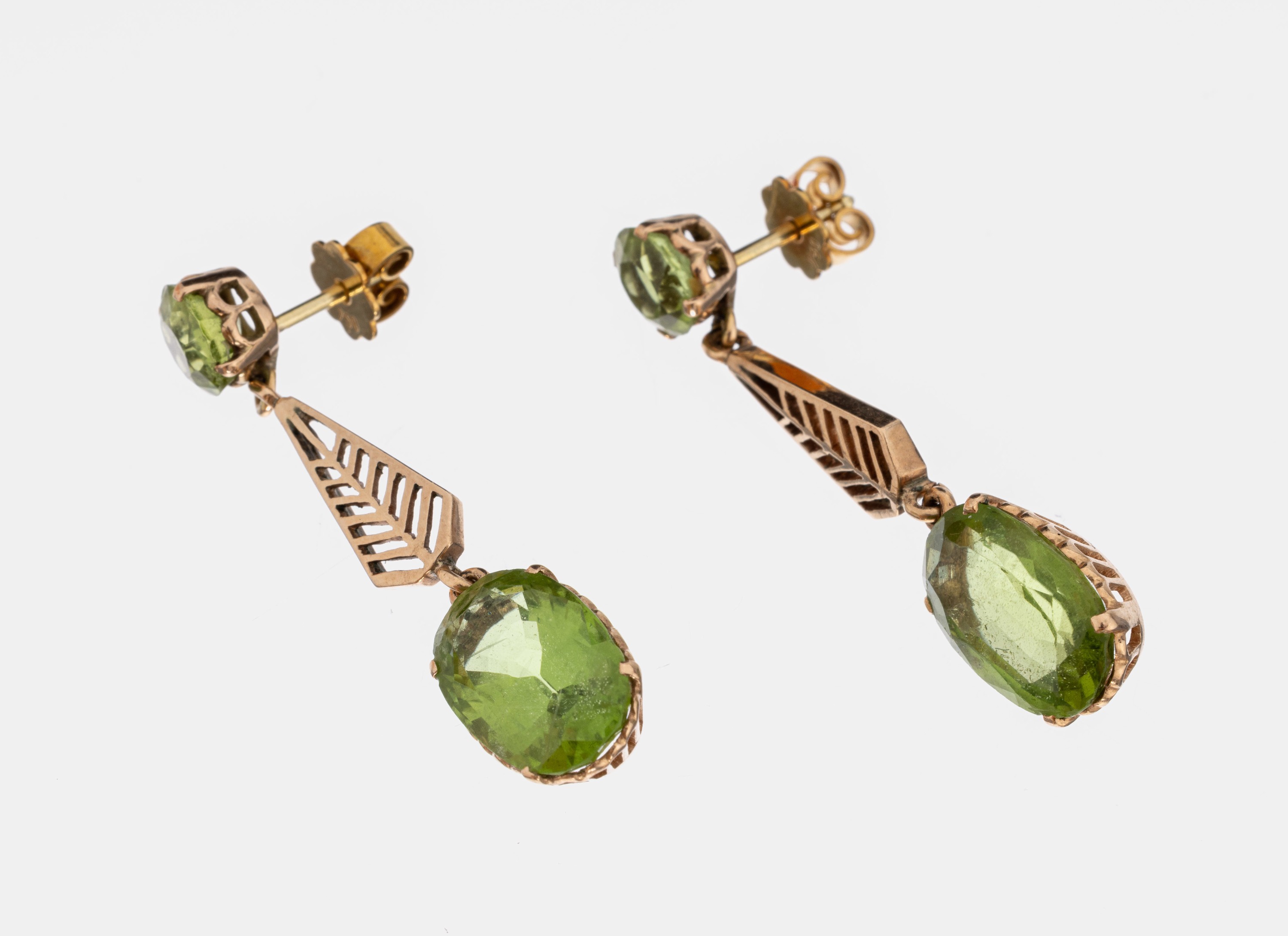 Paar 14 kt Gold Peridot-Ohrstecker, um 1920, RG 585/000, länglich bewegl., 2 rund- und 2ovalfacett. Peridots zus. ca. 6.0 ct, L. ca. 4cm, ca. 6.8 g