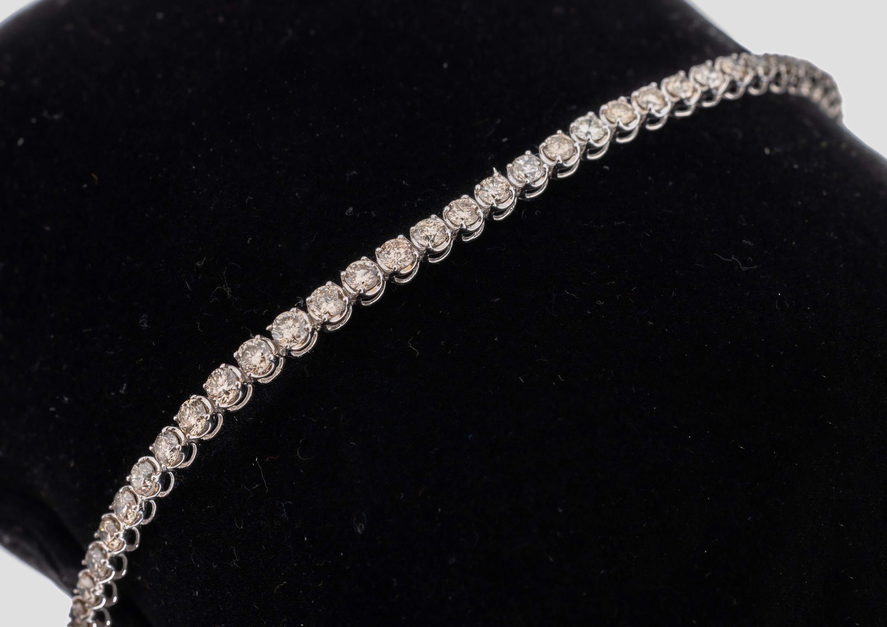 14 kt Gold Brillant-Armband, WG 585/000, 63 Brillanten zus. ca. 3.00 ct light Yellow- light Brown/p2, ca. 4.2 g, L. ca. 18 cm, Kastenschloss mit 2 ...