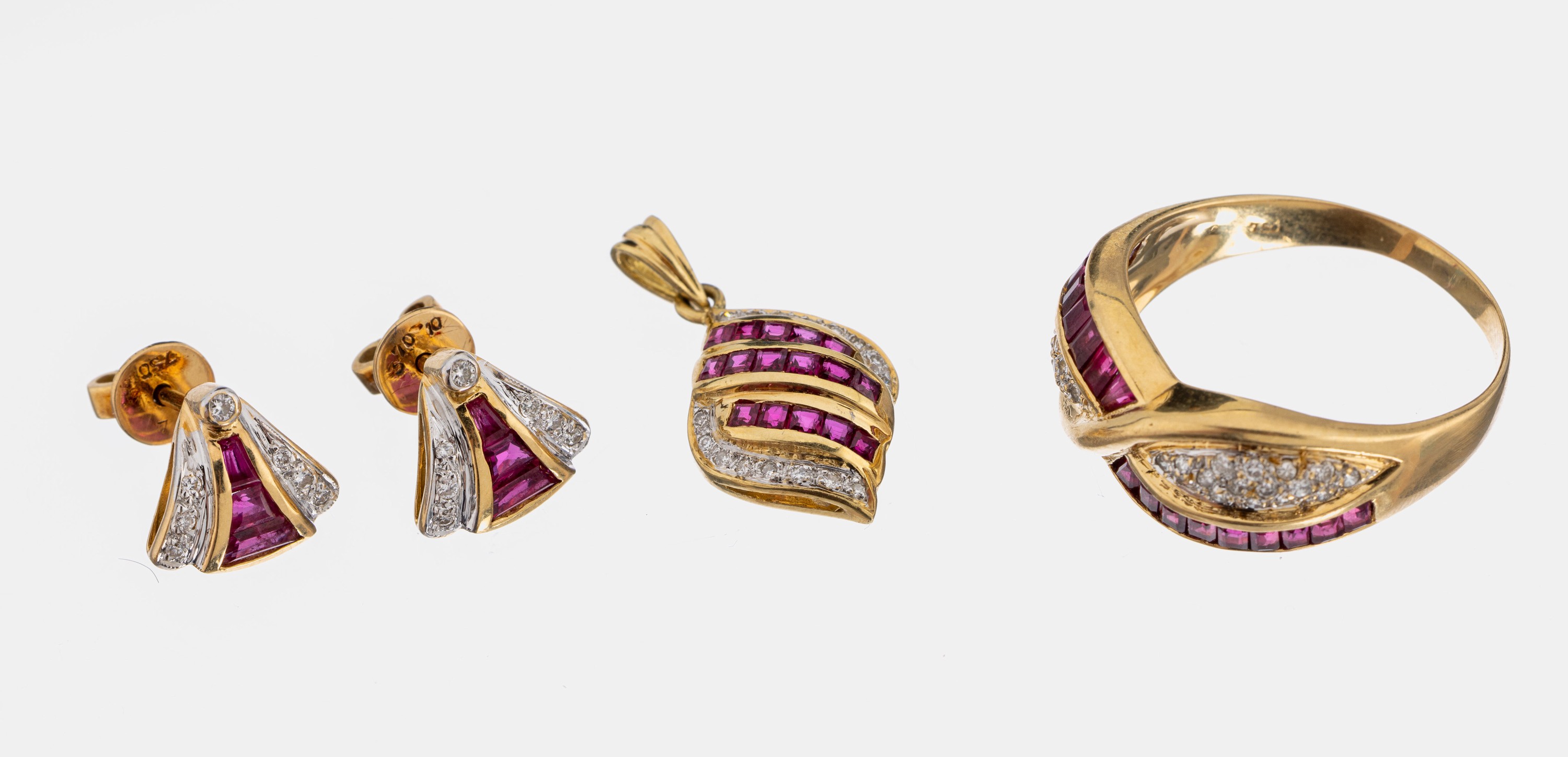 18 kt Gold Rubin Diamant Konvolut, GG 750/ 000, best. aus: 1 x Ring, Gr. 59, 1 Anhänger, 1 Paar Ohrstecker, insges. bes. mit 40 Rubincarrees zus. ...