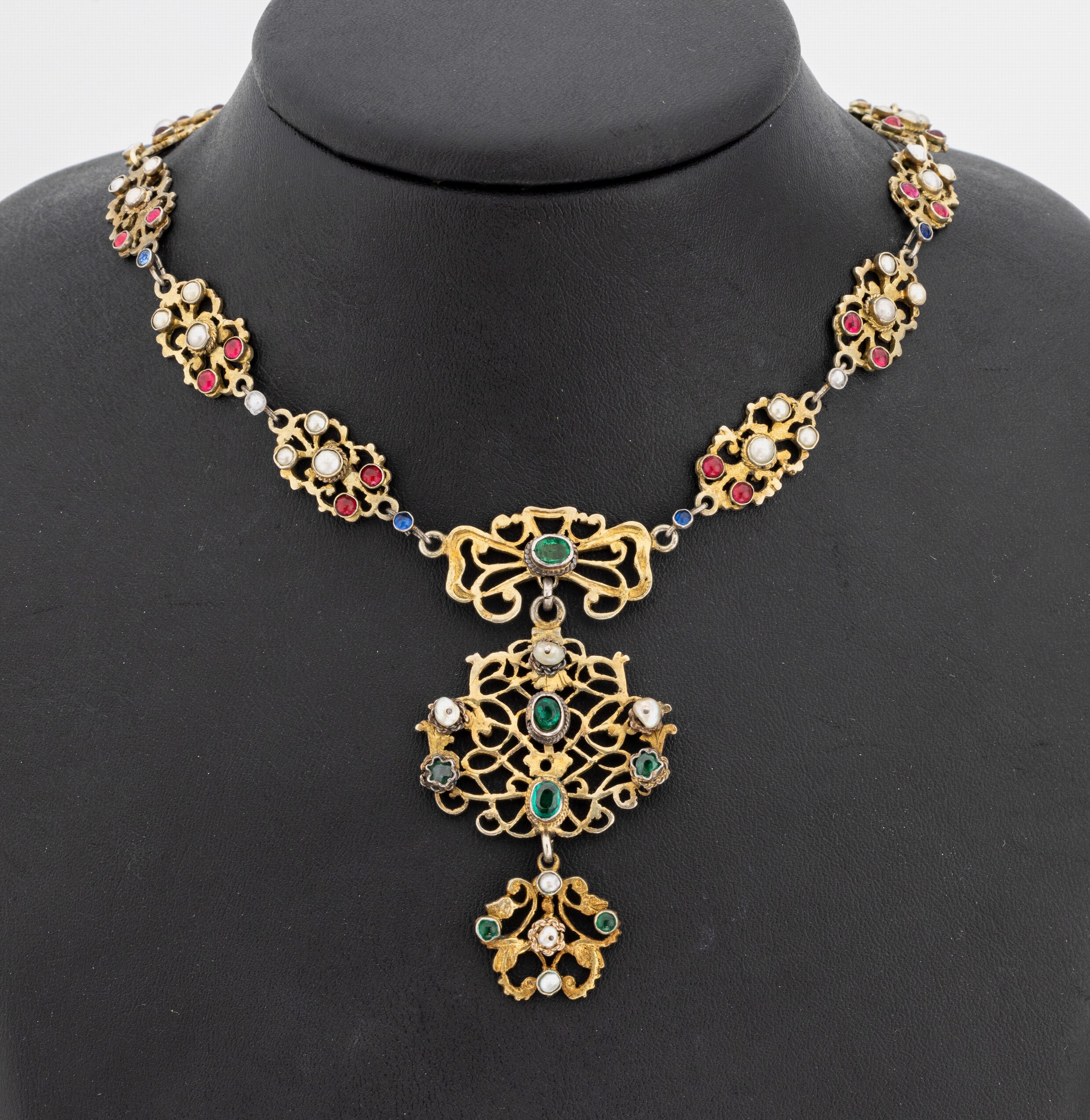 Collier, Siebenbürgen um 1880, Silber verg., Glieder bes. mit farbigen Glassteinen und kl. Halbperlen, L. ca. 42 cm, Kastenschloss mit ...