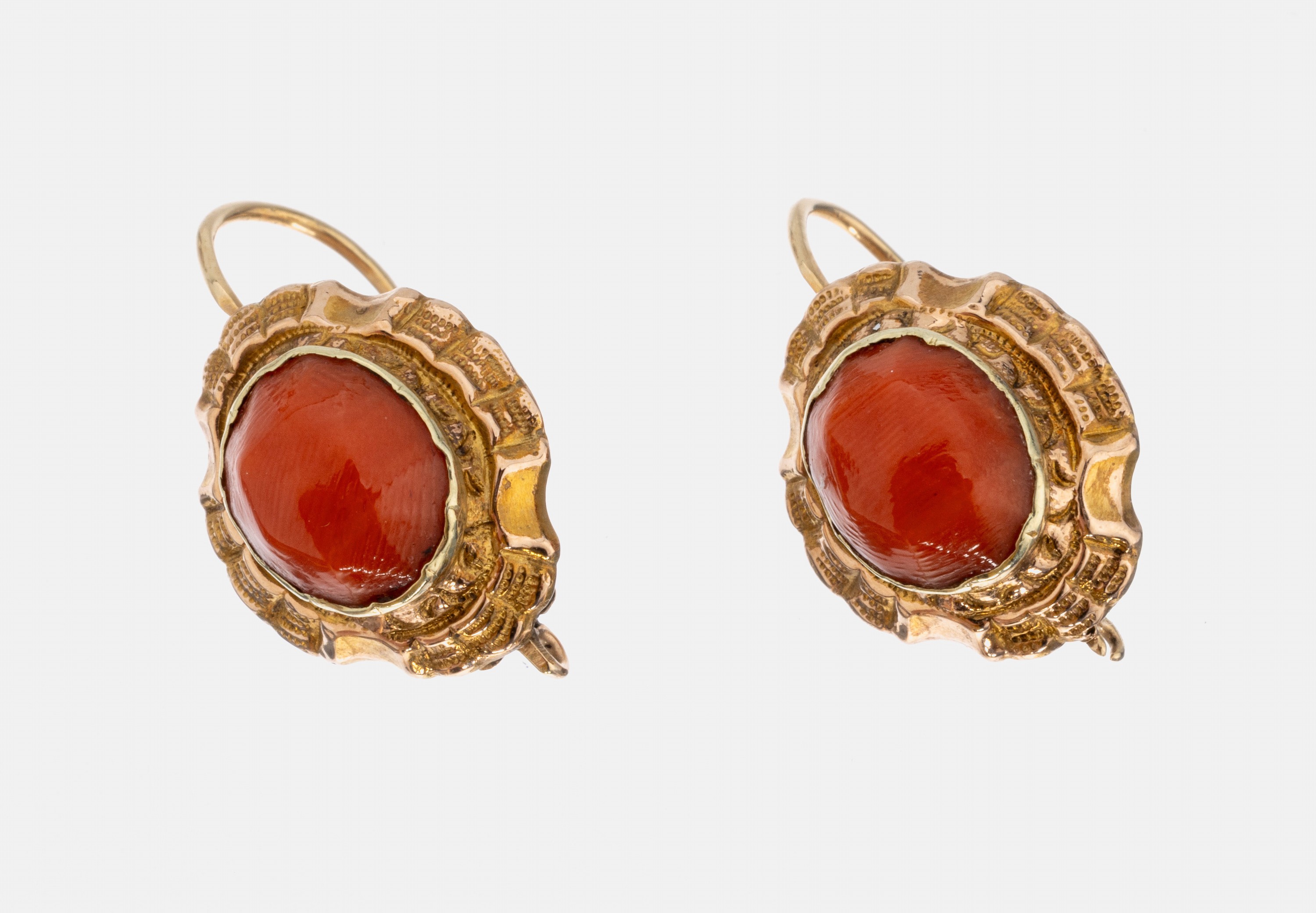 Paar 14 kt Gold Korallen-Ohrhänger, um 1860, GG 585/000, hohl gearbeitet, ovale facett. Korallen, ca. 3.8 g, Versand nur innerhalb derEU, bewegl. ...