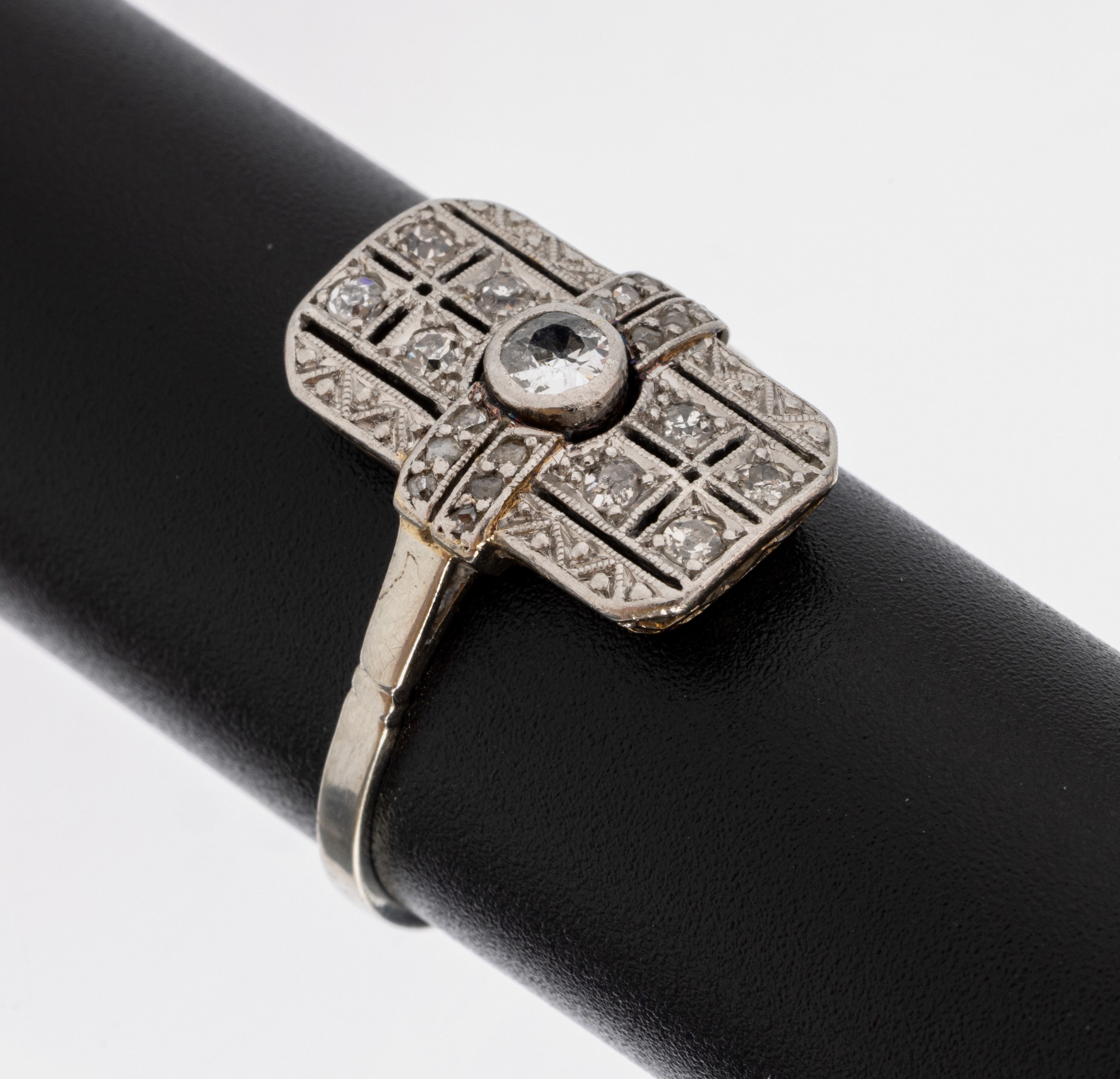 18 kt Gold Art Deco Diamant-Ring, um 1930, WG 750/000, oktogonaler Ringkopf, durchbrochengearbeitet, 5 Altschliffdiamanten und 12 Diamantrosen zus. ...
