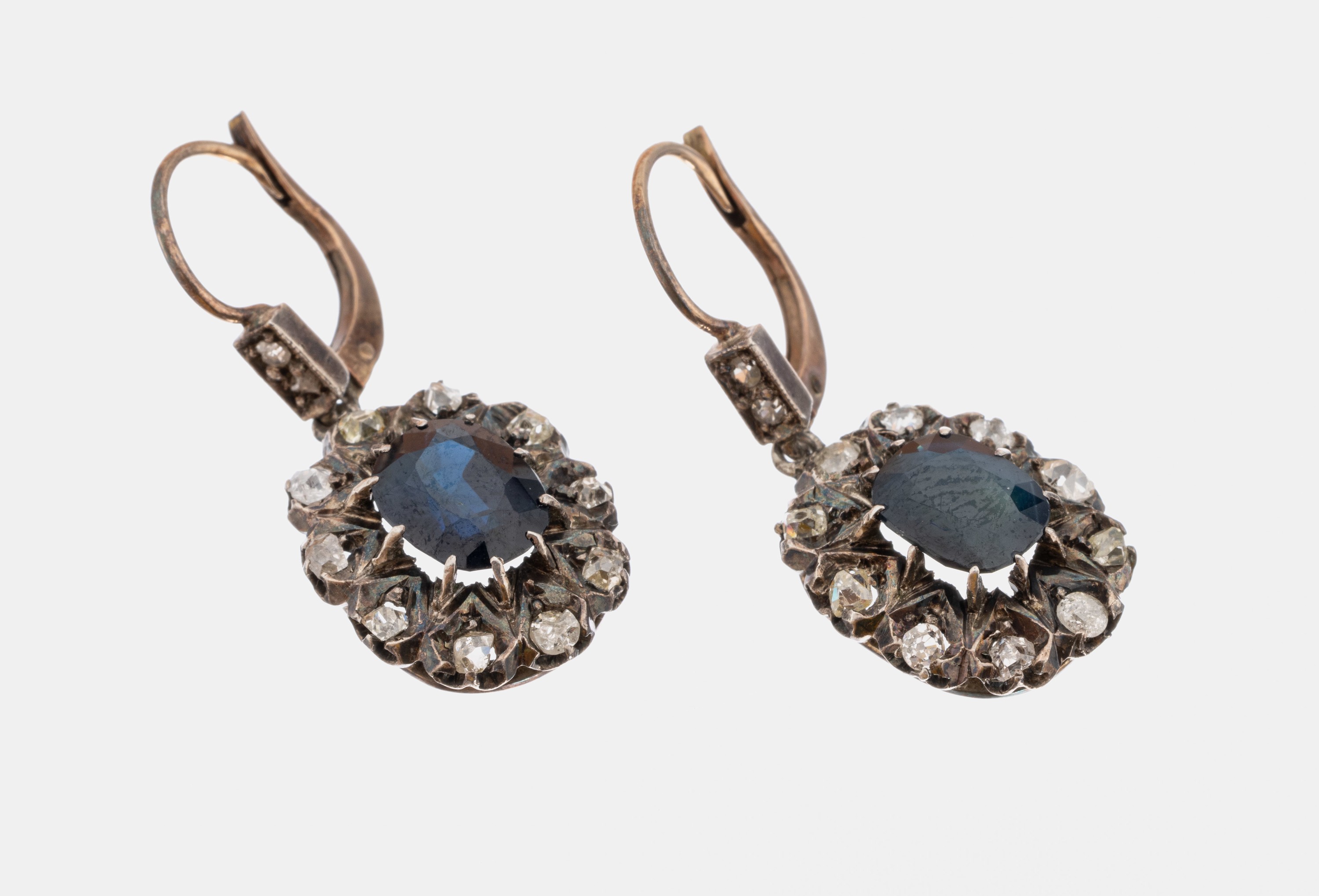 Paar 18 kt Gold Saphir-Diamant-Ohrhänger, um 1890, GG 750/000 gepr., schauseitig Silber,mittig 2 ovalfacett. Saphire zus. ca. 2.0 ct, 24 ...