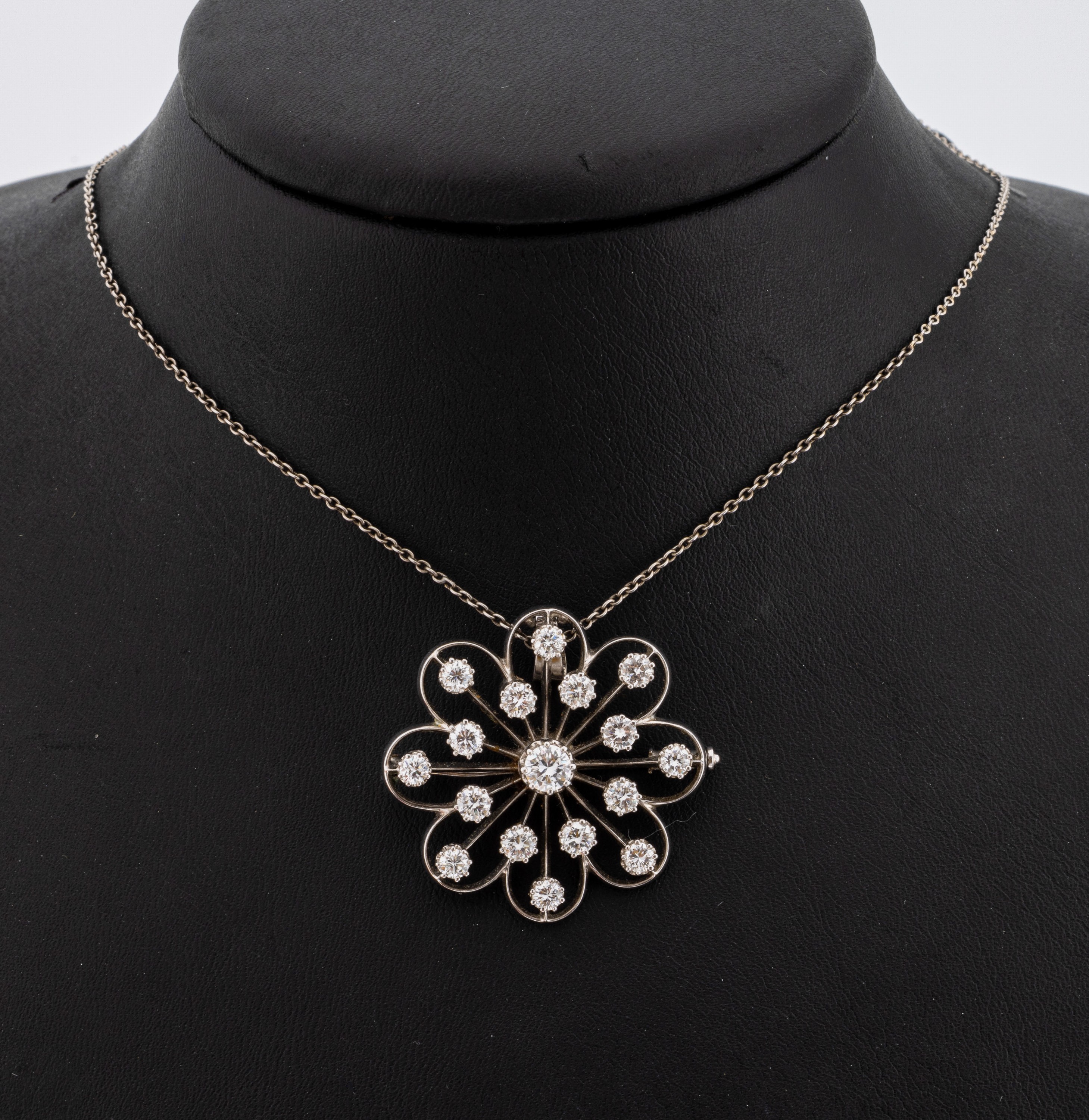 14 kt Gold Brillant-Anhänger, WG 585/000, Blütenform, 17 Brillanten zus. ca. 3.20 ct Weiß/si, ca. 3.6 x 3.5 cm, an Platinkette, L. ca. 55 cm, ...