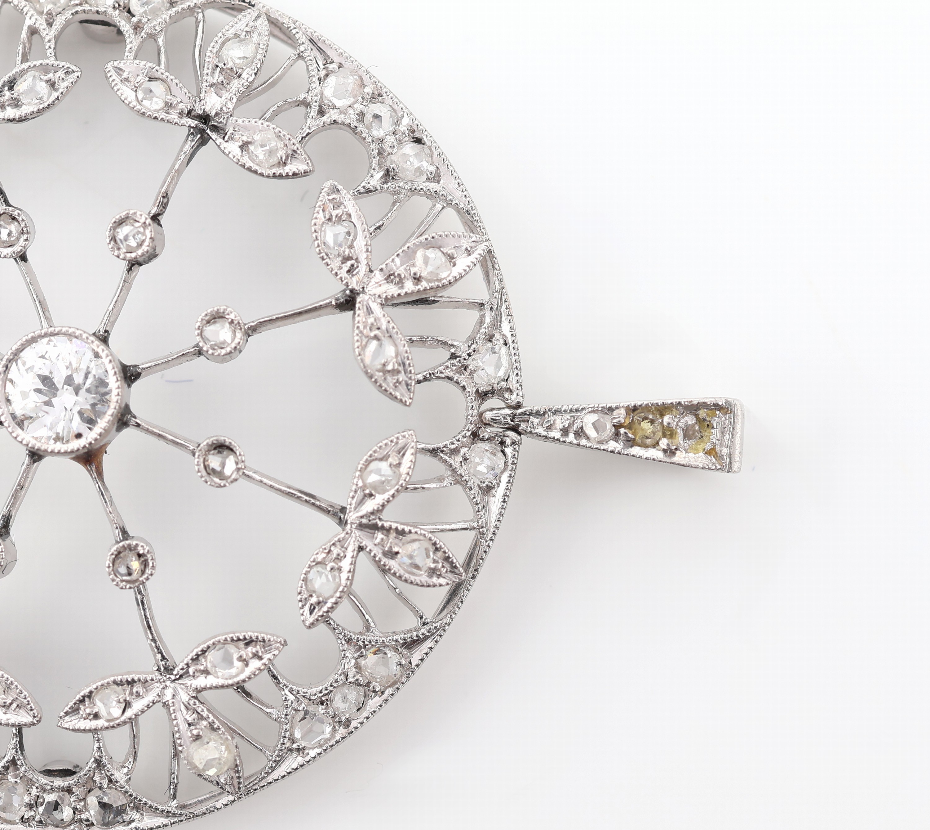 Detail b: Platin Jugendstil Diamant-Anhänger, um 1900, Pt gepr., feine runde Arbeit, floral, 1 Altschliffdiamant und 57 Diamantrosen zus. ca.1.20 ct Weiß/p, ...