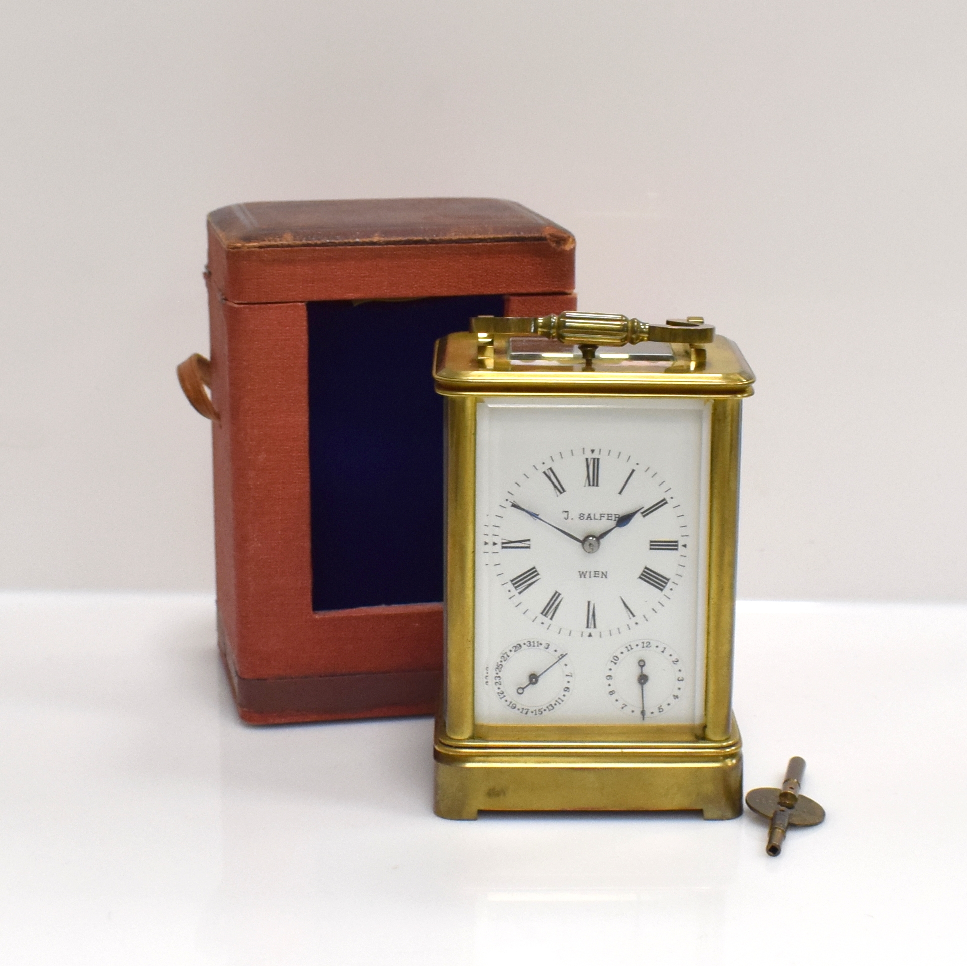 Detail a: J. SALFER Wien Reiseuhr mit 1/4 Std.-Selbst- schlag und Repetition, Wecker und Datum, Wien um 1870, 4-seitig vergl. Messinggeh. m. Tragegriff, ...