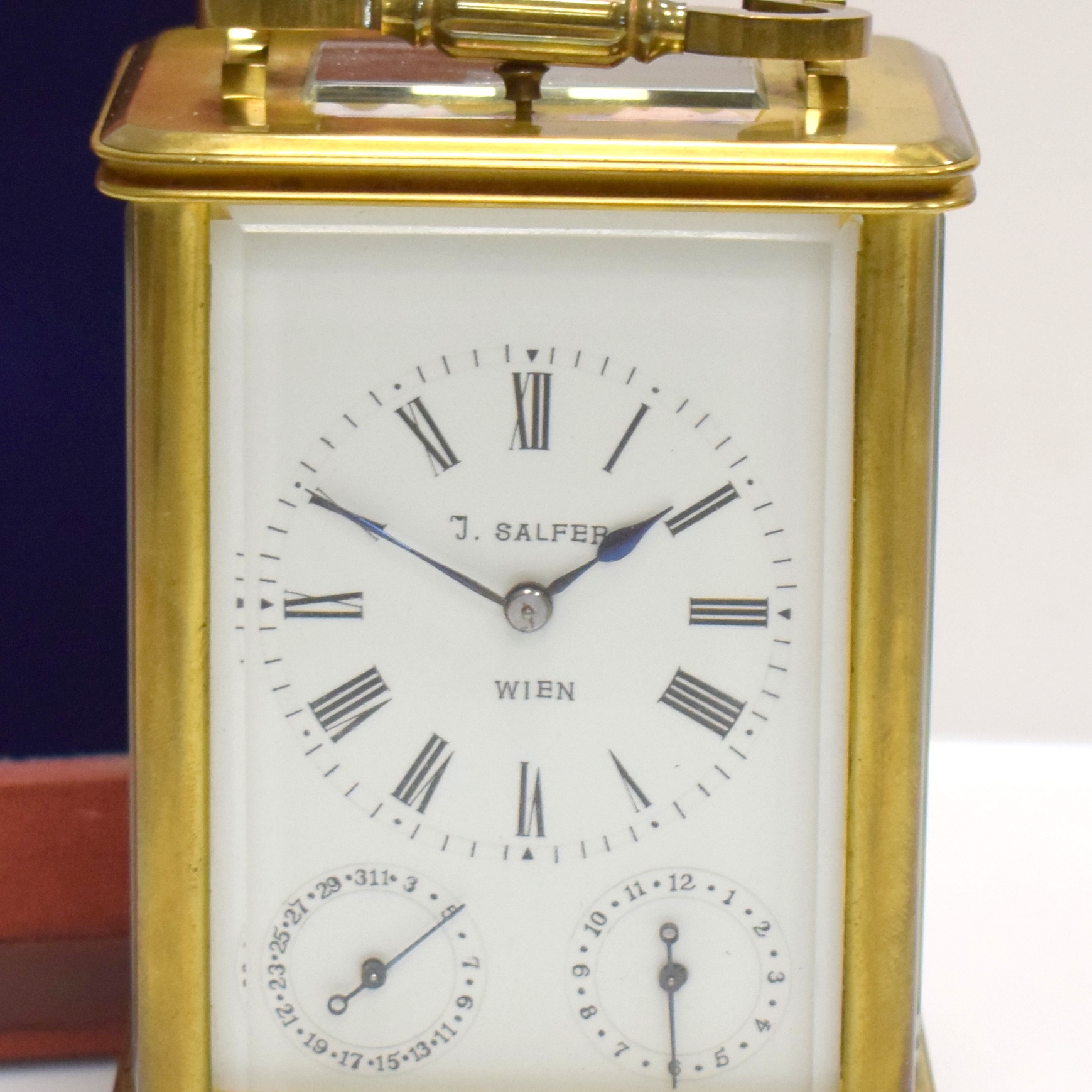 Detail b: J. SALFER Wien Reiseuhr mit 1/4 Std.-Selbst- schlag und Repetition, Wecker und Datum, Wien um 1870, 4-seitig vergl. Messinggeh. m. Tragegriff, ...