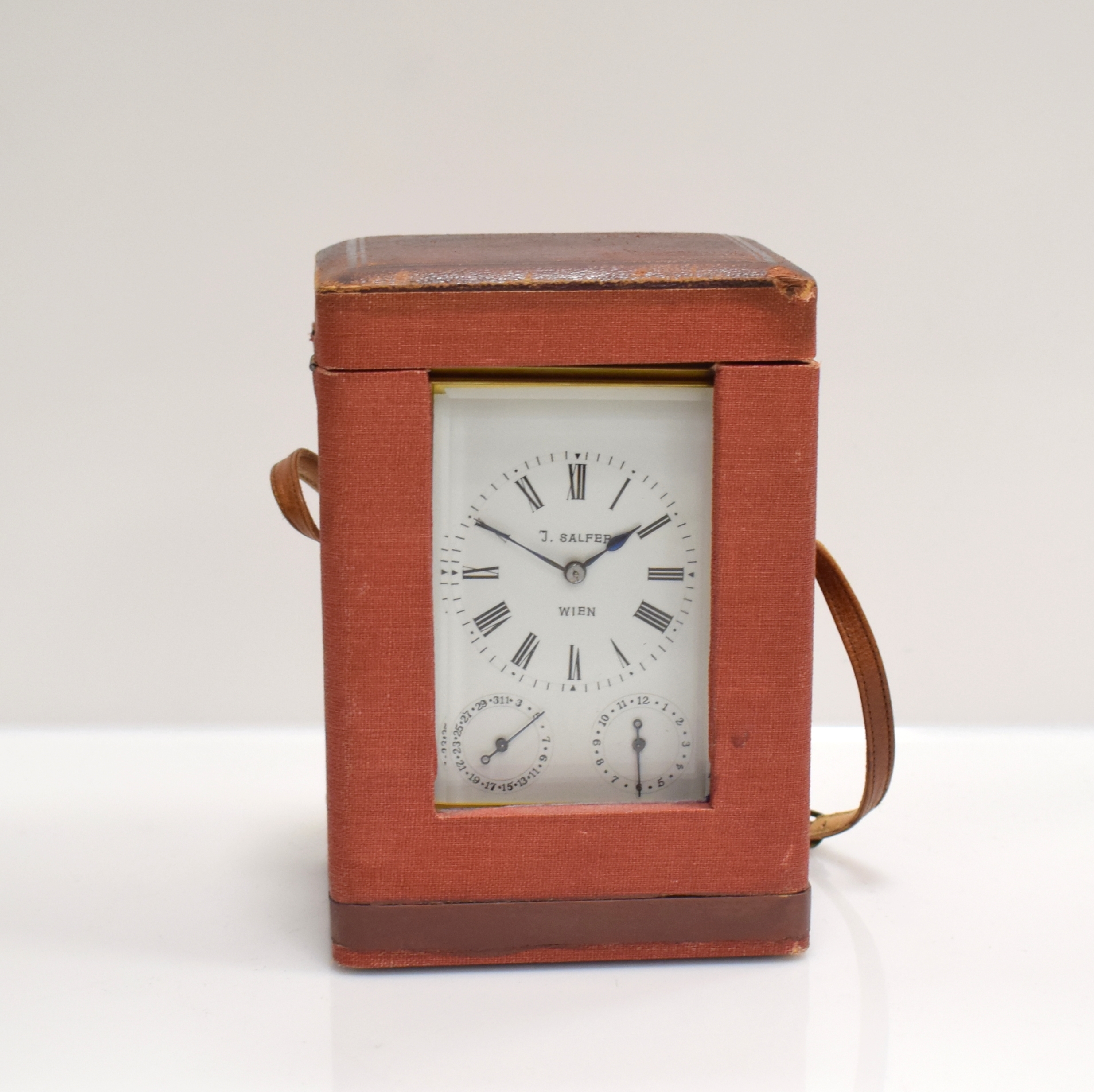 Detail f: J. SALFER Wien Reiseuhr mit 1/4 Std.-Selbst- schlag und Repetition, Wecker und Datum, Wien um 1870, 4-seitig vergl. Messinggeh. m. Tragegriff, ...