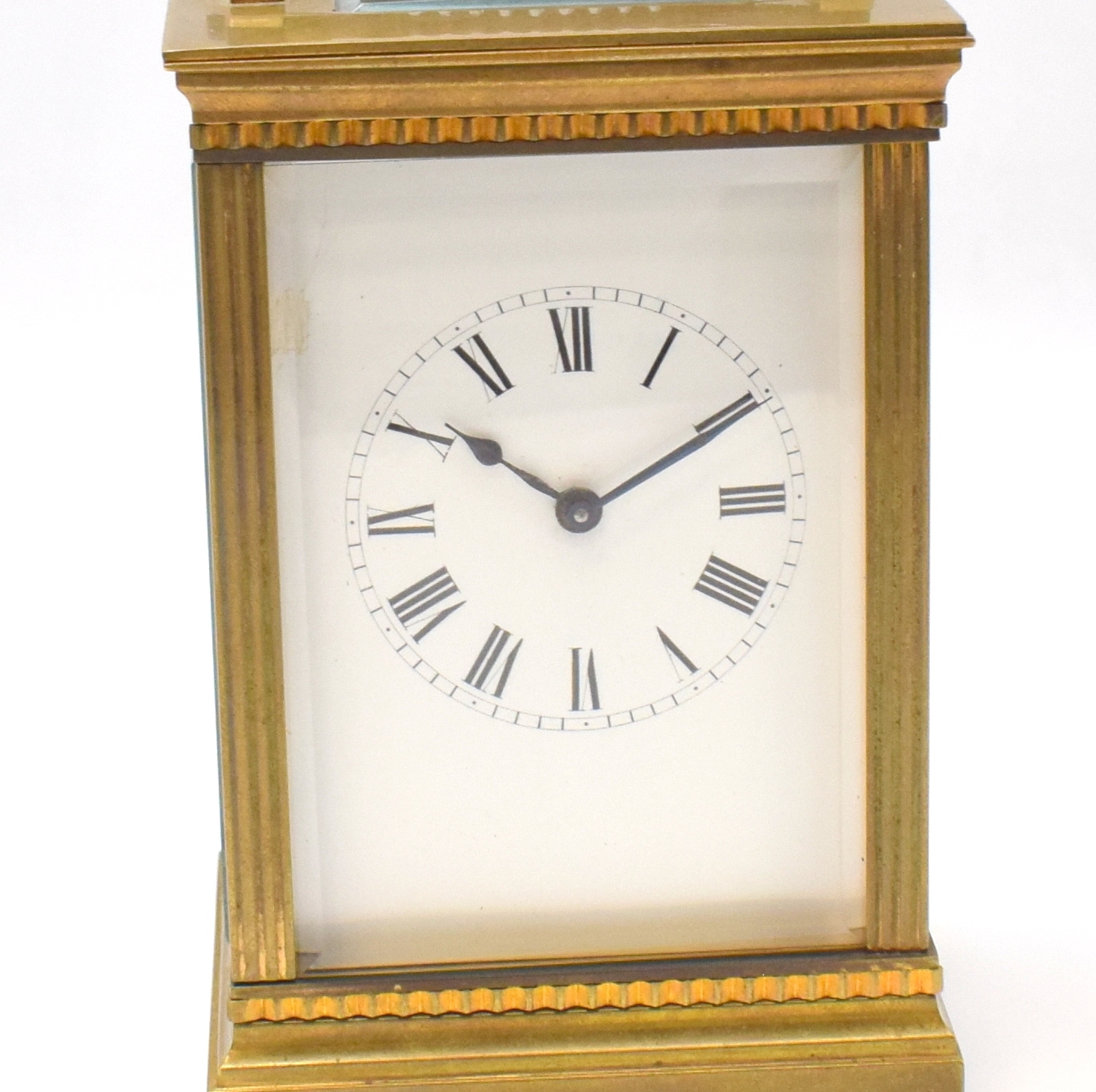 Detail a: Reiseuhr mit 1/2-Std-Schlagwerk, Frankreich um 1900, 5-seitig facett-vergl. Messinggeh. m. Tragegriff, Emailzifferbl. besch., röm. Zahlen, gebl. ...