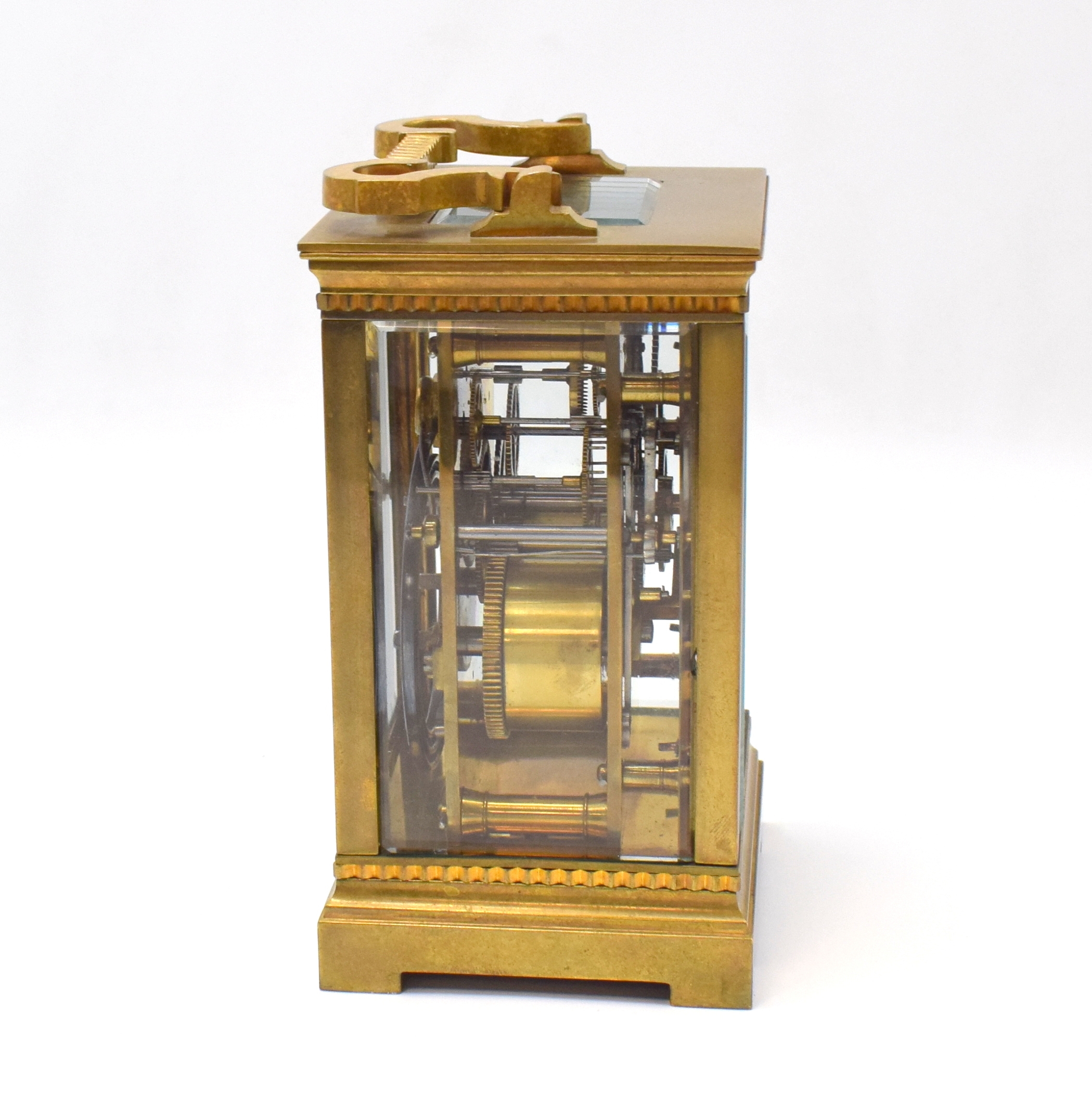 Detail b: Reiseuhr mit 1/2-Std-Schlagwerk, Frankreich um 1900, 5-seitig facett-vergl. Messinggeh. m. Tragegriff, Emailzifferbl. besch., röm. Zahlen, gebl. ...