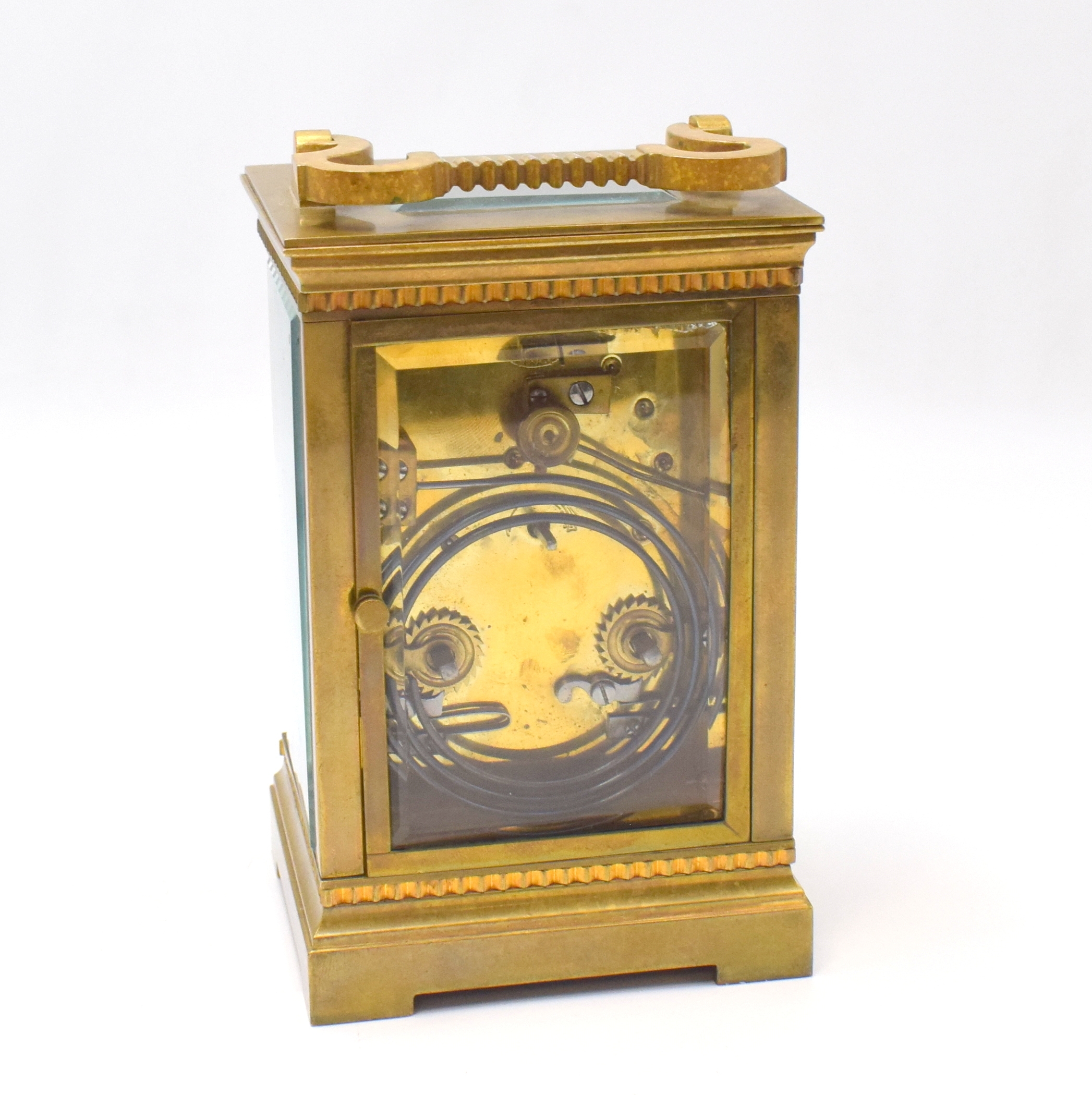 Detail c: Reiseuhr mit 1/2-Std-Schlagwerk, Frankreich um 1900, 5-seitig facett-vergl. Messinggeh. m. Tragegriff, Emailzifferbl. besch., röm. Zahlen, gebl. ...
