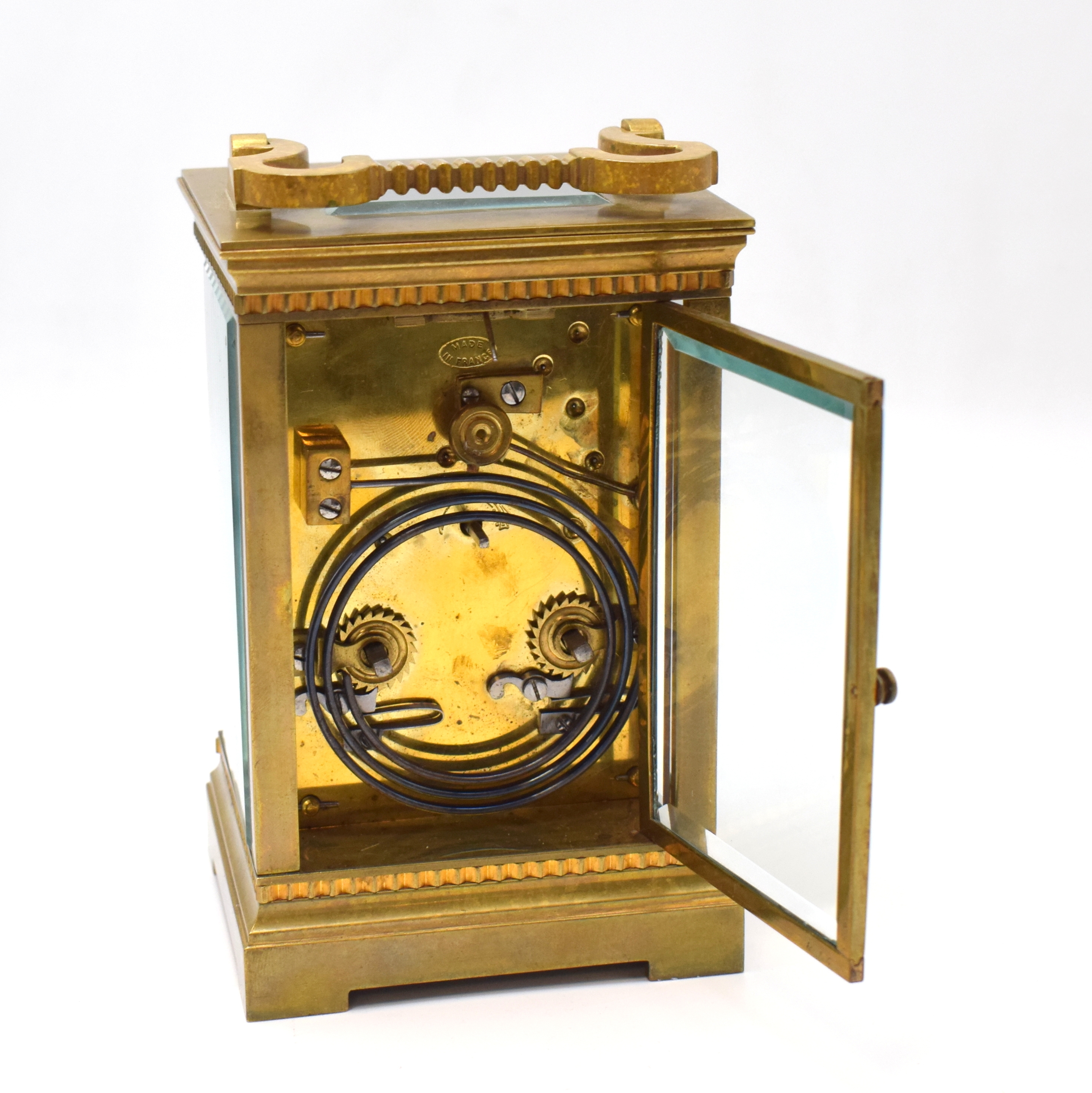 Detail d: Reiseuhr mit 1/2-Std-Schlagwerk, Frankreich um 1900, 5-seitig facett-vergl. Messinggeh. m. Tragegriff, Emailzifferbl. besch., röm. Zahlen, gebl. ...