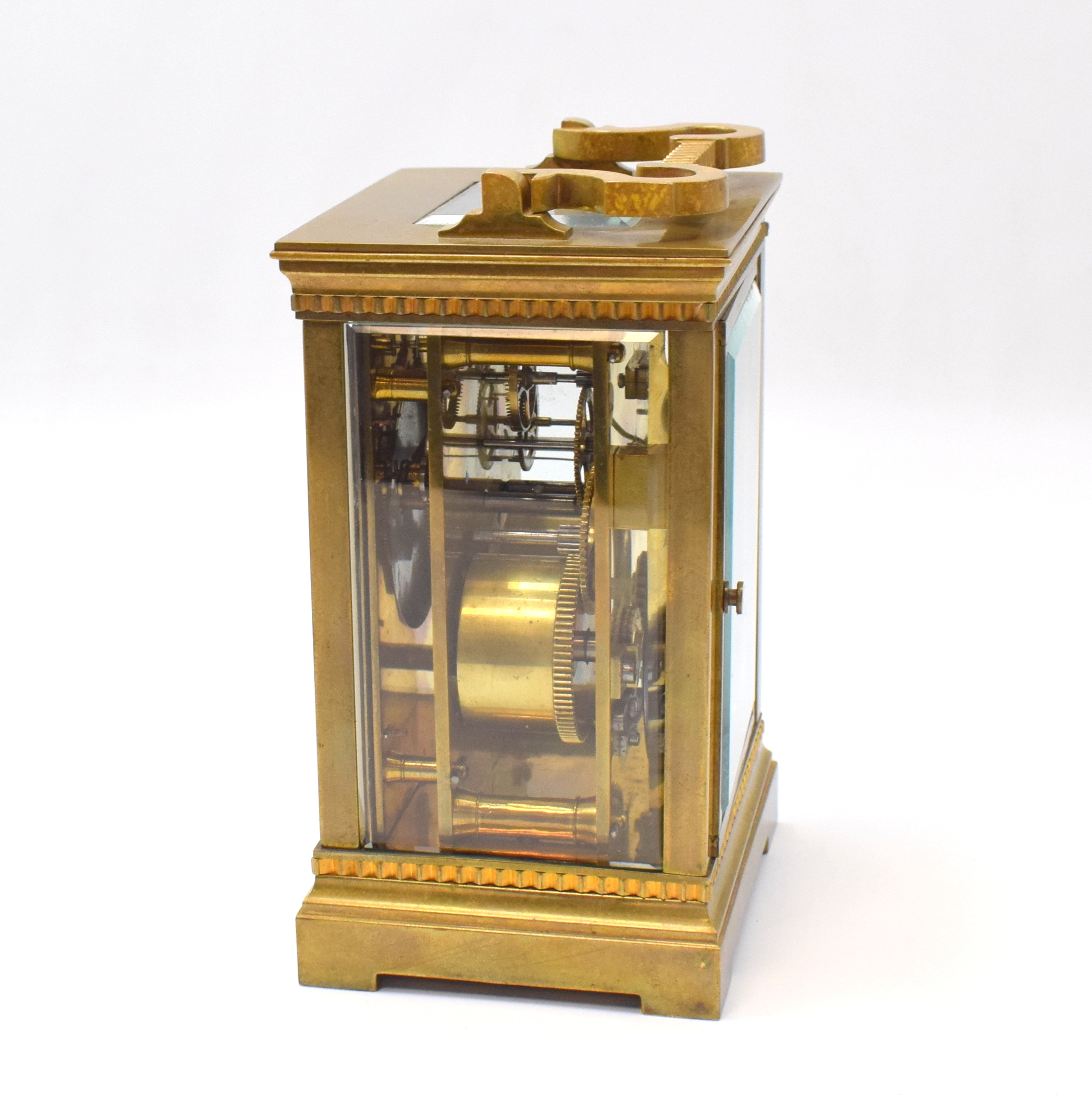 Detail e: Reiseuhr mit 1/2-Std-Schlagwerk, Frankreich um 1900, 5-seitig facett-vergl. Messinggeh. m. Tragegriff, Emailzifferbl. besch., röm. Zahlen, gebl. ...