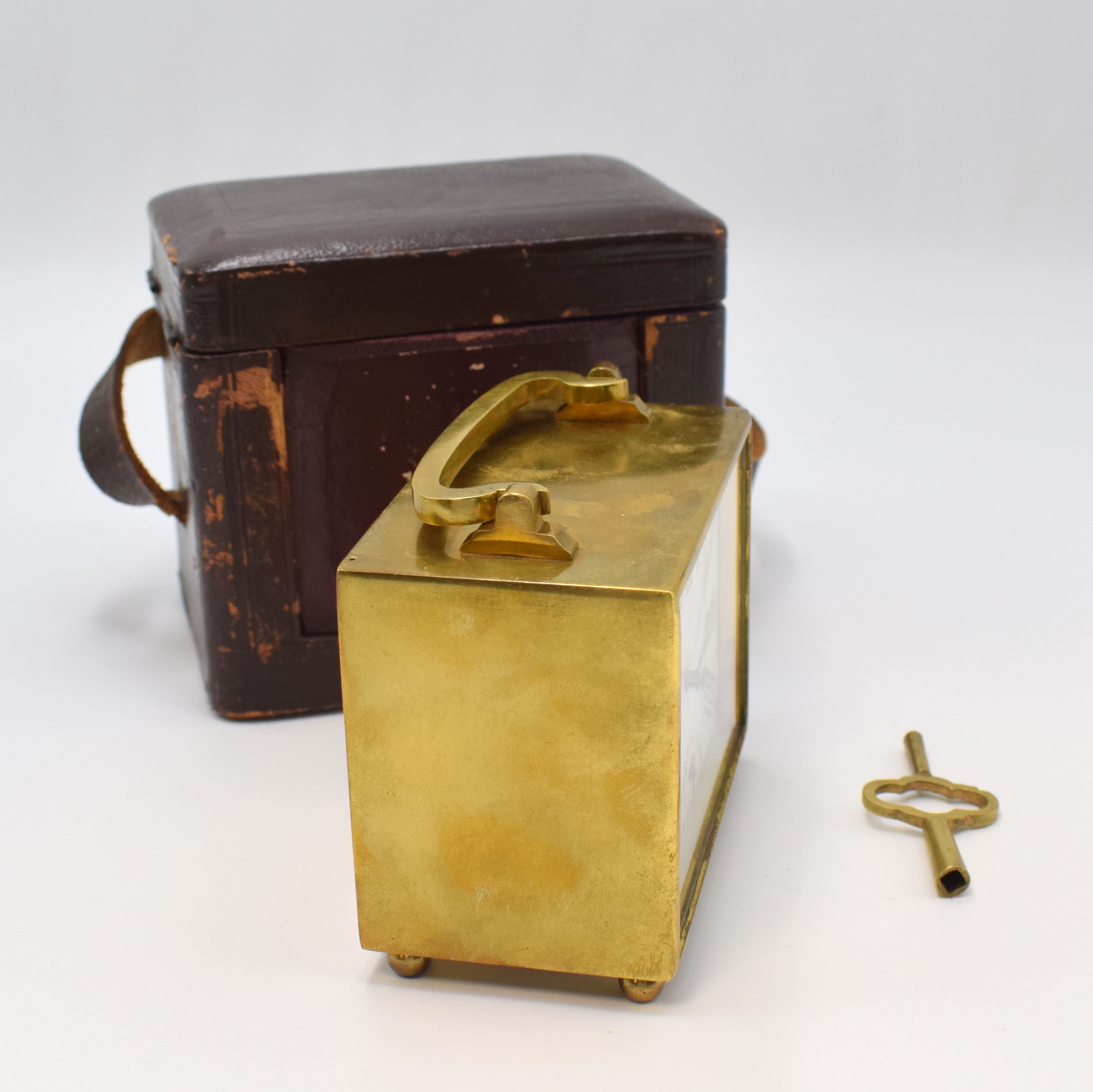 Detail a: Reiseuhr mit Wecker, Frankreich um 1920, Messinggeh. m. Tragegriff, vergl. orig. Transportbox u. Schlüssel, Emailzifferbl. besch., röm. Zahlen, ...