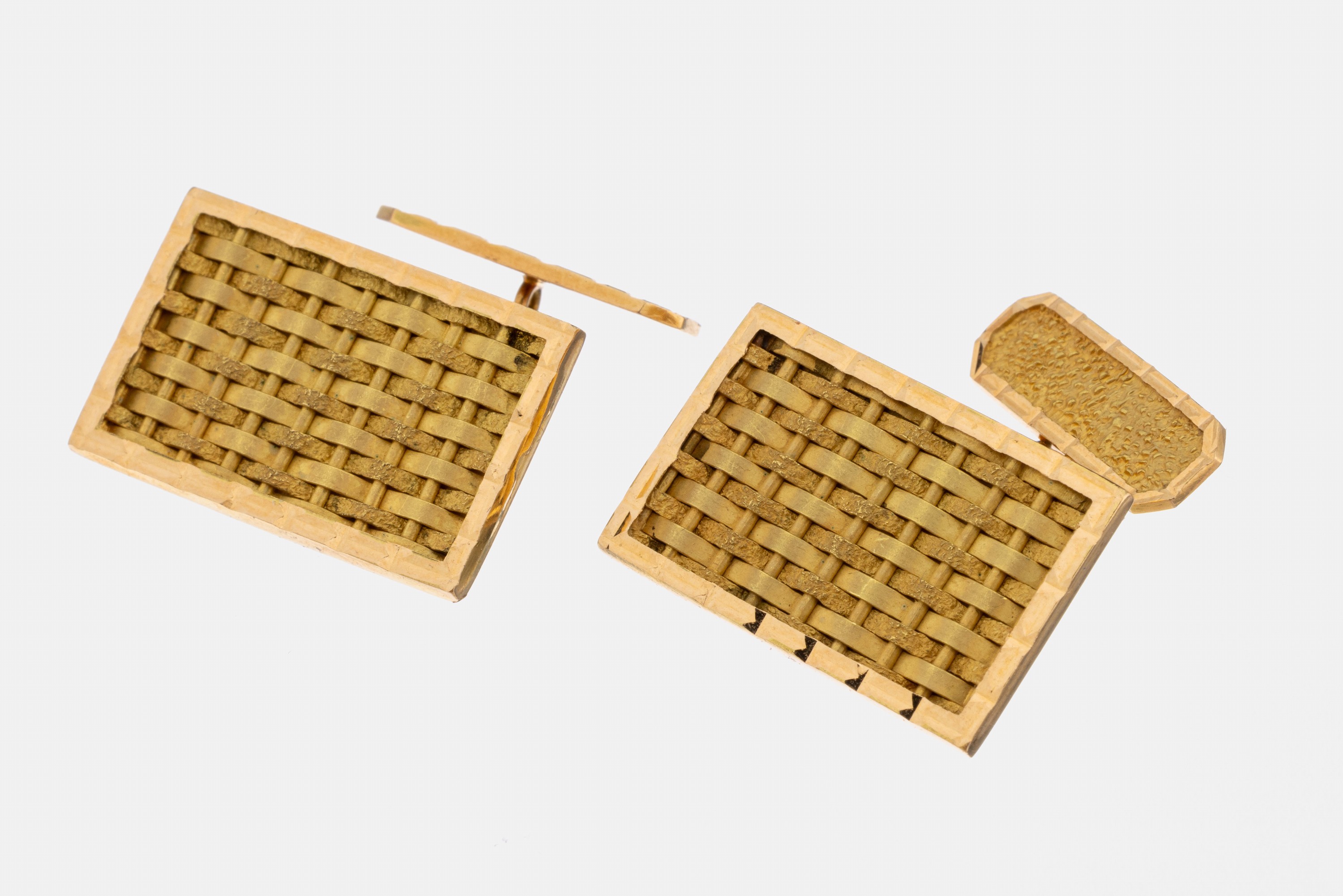 Paar 18 kt Gold Manschettenknöpfe, GG 750/000 gepr., rechteckige Platte mit geflochtenen Golddrähten, ca. 10.1 g