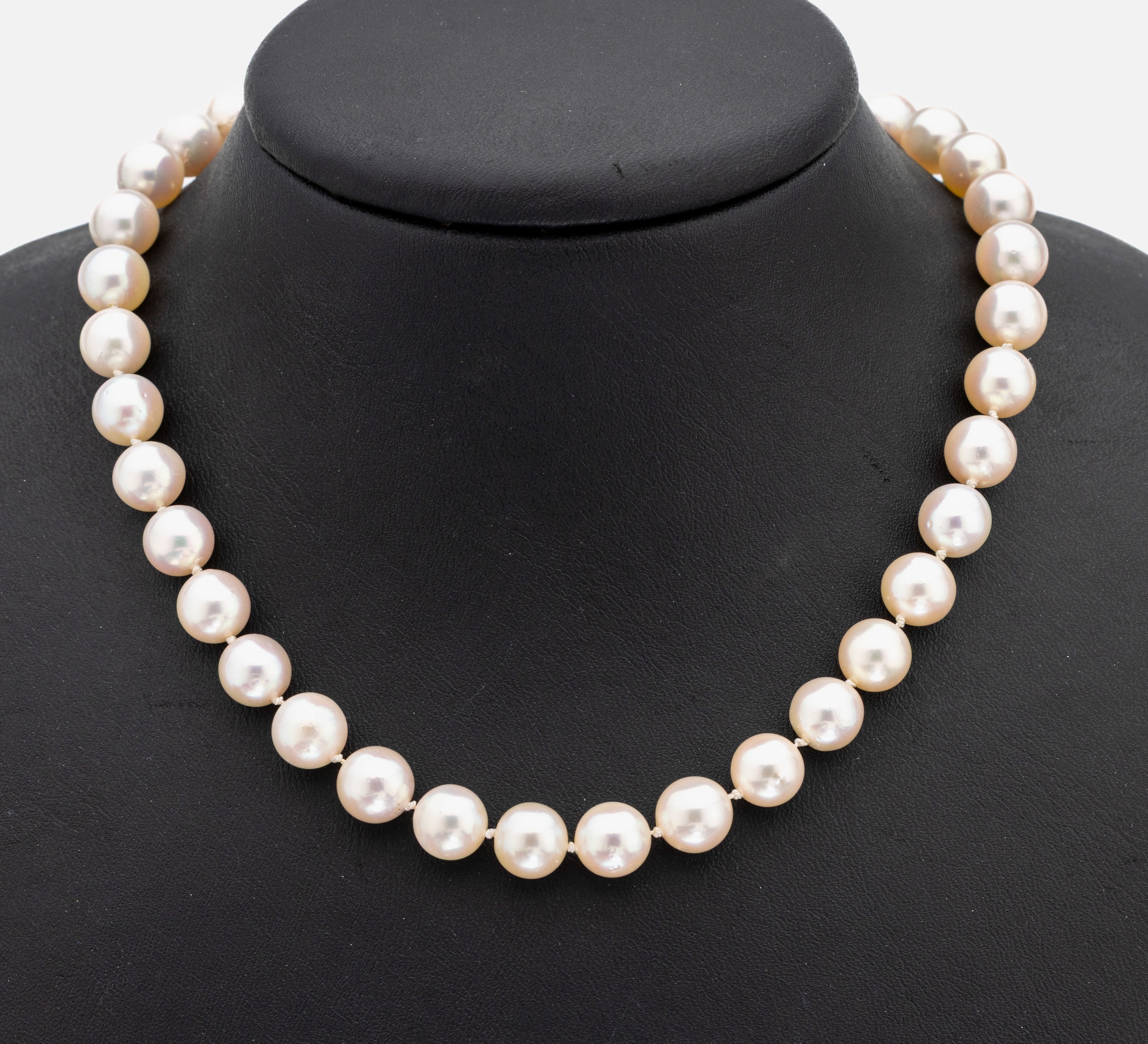 Zuchtperl-Collier mit 14 kt Gold Schließe, WG 585/000, schöne Akoyazuchtperlen, D. ca. 8.8 mm, L. ca. 46 cm, Steckschließe