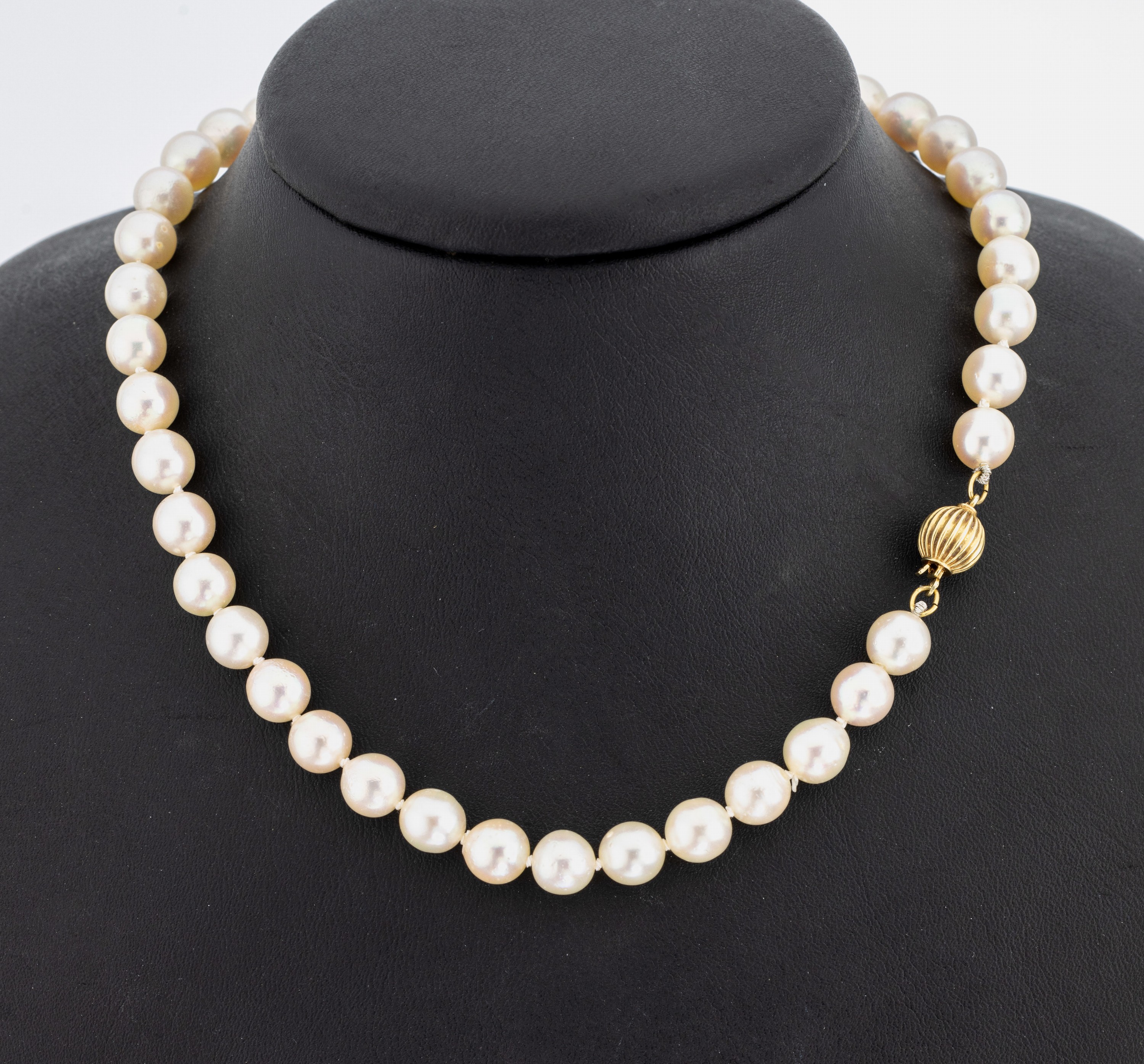 Zuchtperl-Collier mit 14 kt Gold Schließe, GG 585/000, Akoyazuchtperlen, D. ca. 7.6 mm, L. ca. 59 cm, Kugelschließe