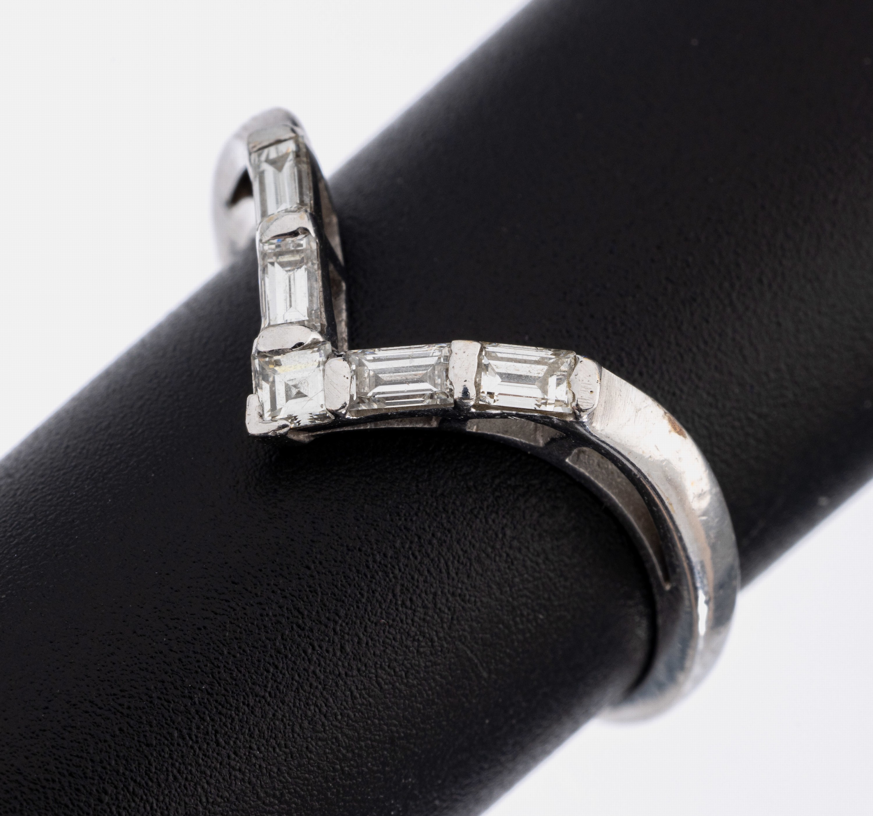 14 kt Gold Diamant-Ring, WG 585/000, 5 Diamantbaguettes zus. ca. 0.40 ct Weiß/si, RW 60, ca. 2.9 g