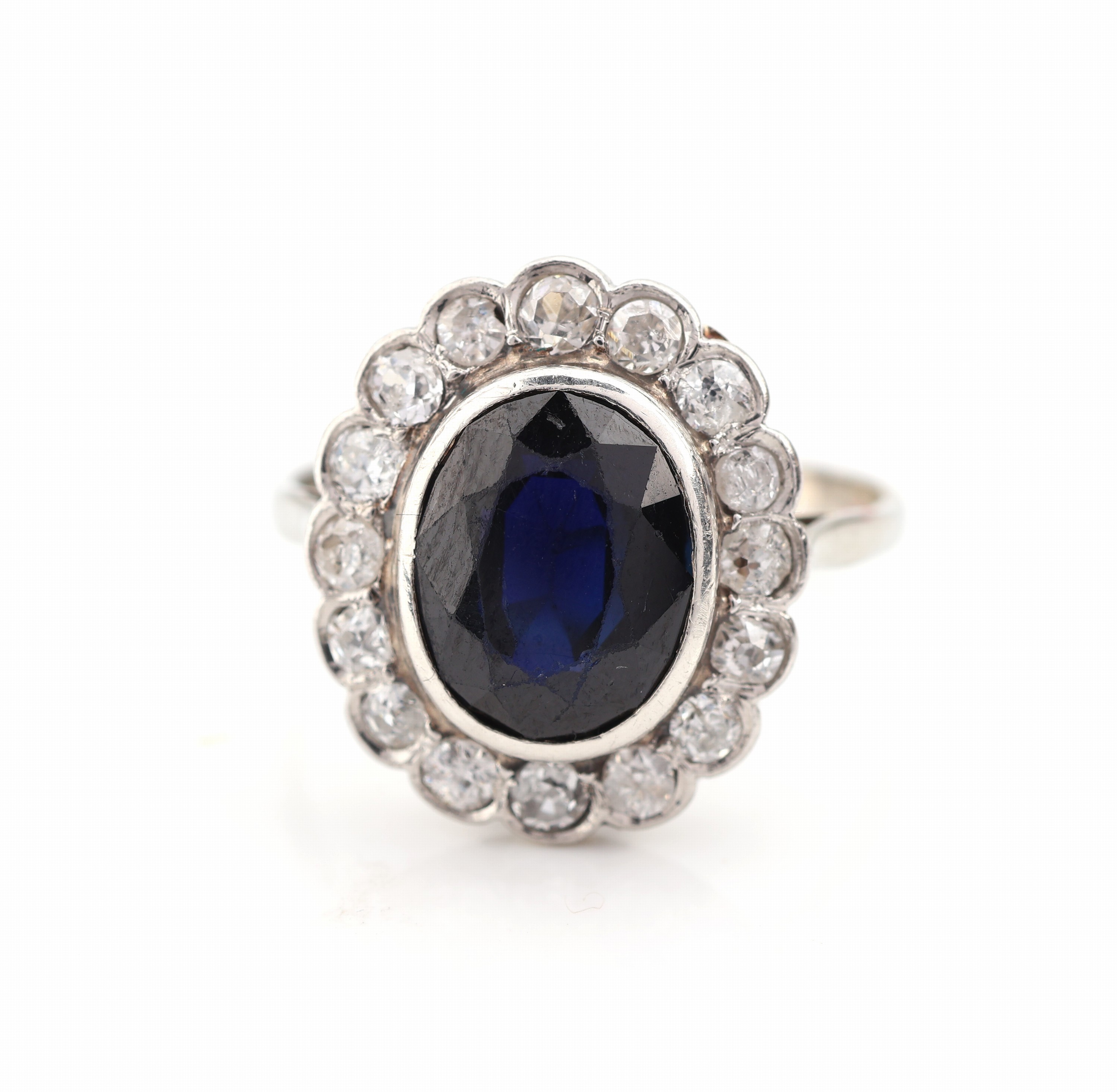 Detail b: 14 kt Gold Saphir-Diamant-Ring, um 1920-30, WG 585/000 gepr., mittig ovalfacett. Saphir ca. 1.50 ct, umgeben von 16 Altschliffdiamanten zus. ca. 0.80 ...