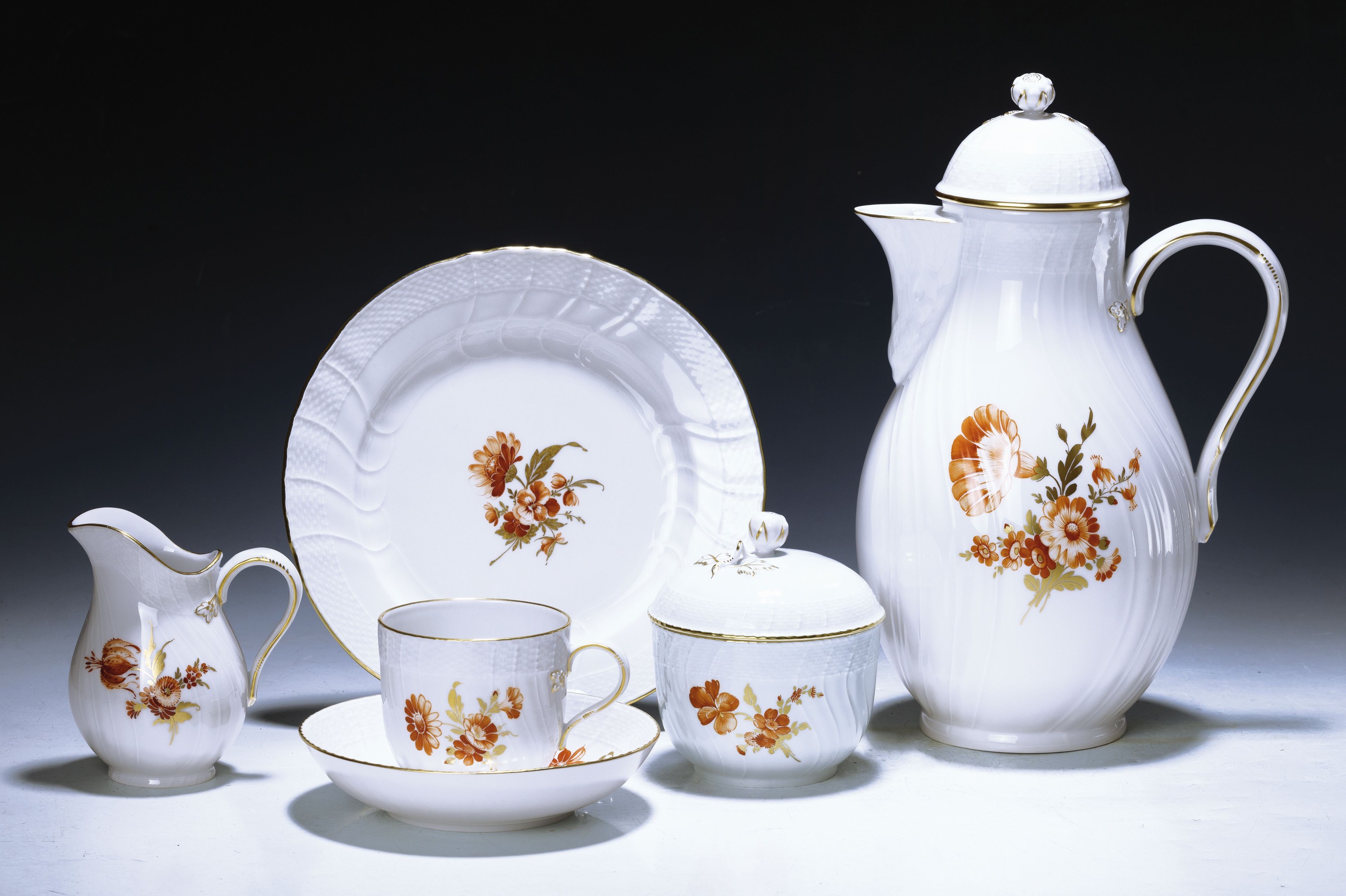 Kaffeeservice, KPM Berlin, Dekor Rocaille, monochrome Blumenmalerei mit goldenen, Blättern, Kaffeekanne, 2 Zuckerdosen 2 Milchkännchen, 12 Tassen ...
