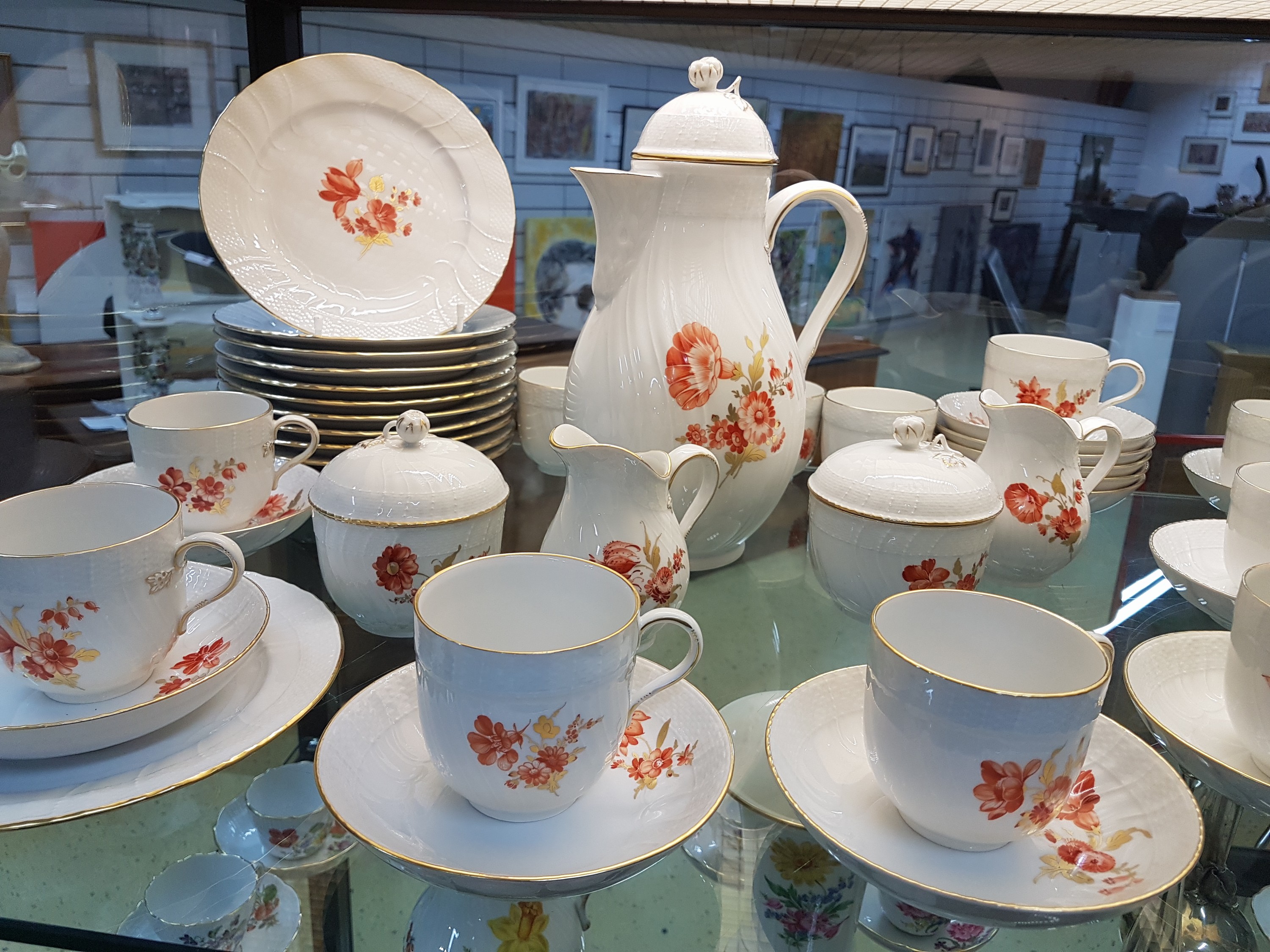 Detail a: Kaffeeservice, KPM Berlin, Dekor Rocaille, monochrome Blumenmalerei mit goldenen, Blättern, Kaffeekanne, 2 Zuckerdosen 2 Milchkännchen, 12 Tassen ...