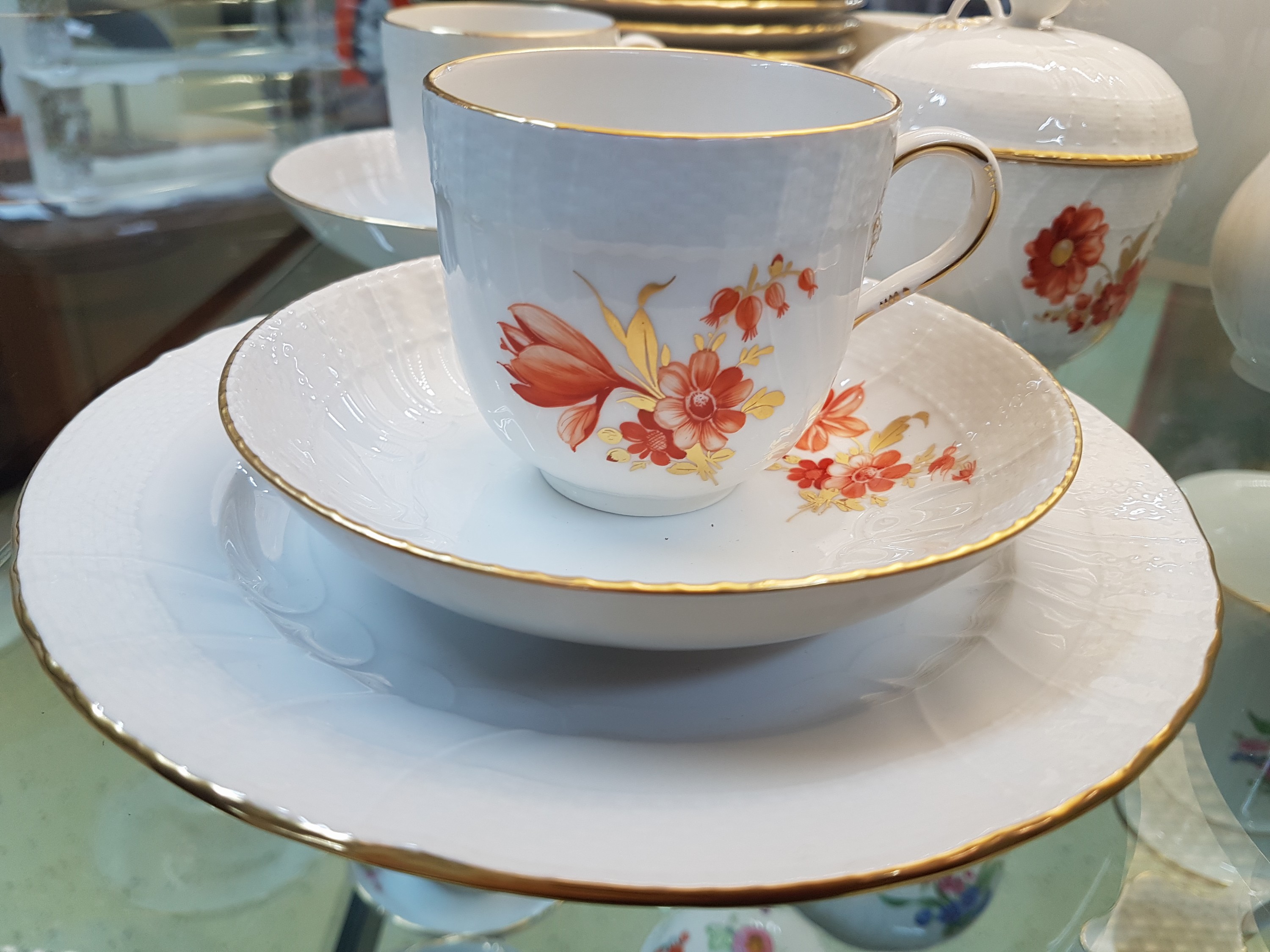 Detail b: Kaffeeservice, KPM Berlin, Dekor Rocaille, monochrome Blumenmalerei mit goldenen, Blättern, Kaffeekanne, 2 Zuckerdosen 2 Milchkännchen, 12 Tassen ...